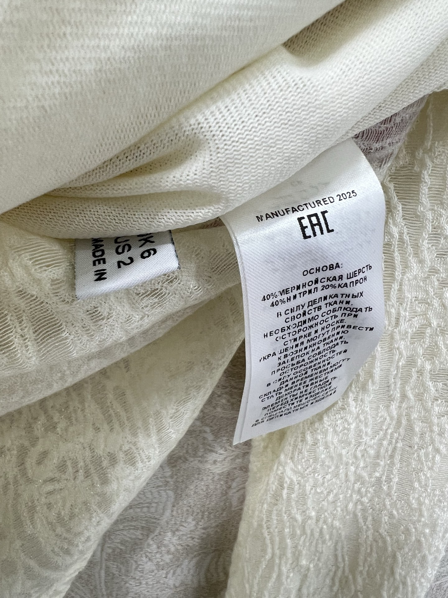 🔥🔥25新款立体花装饰蕾丝打底上衣 下摆不规则宽袖设计 完美复刻质感满满呈现出超级重工时髦高级！胸前搭配