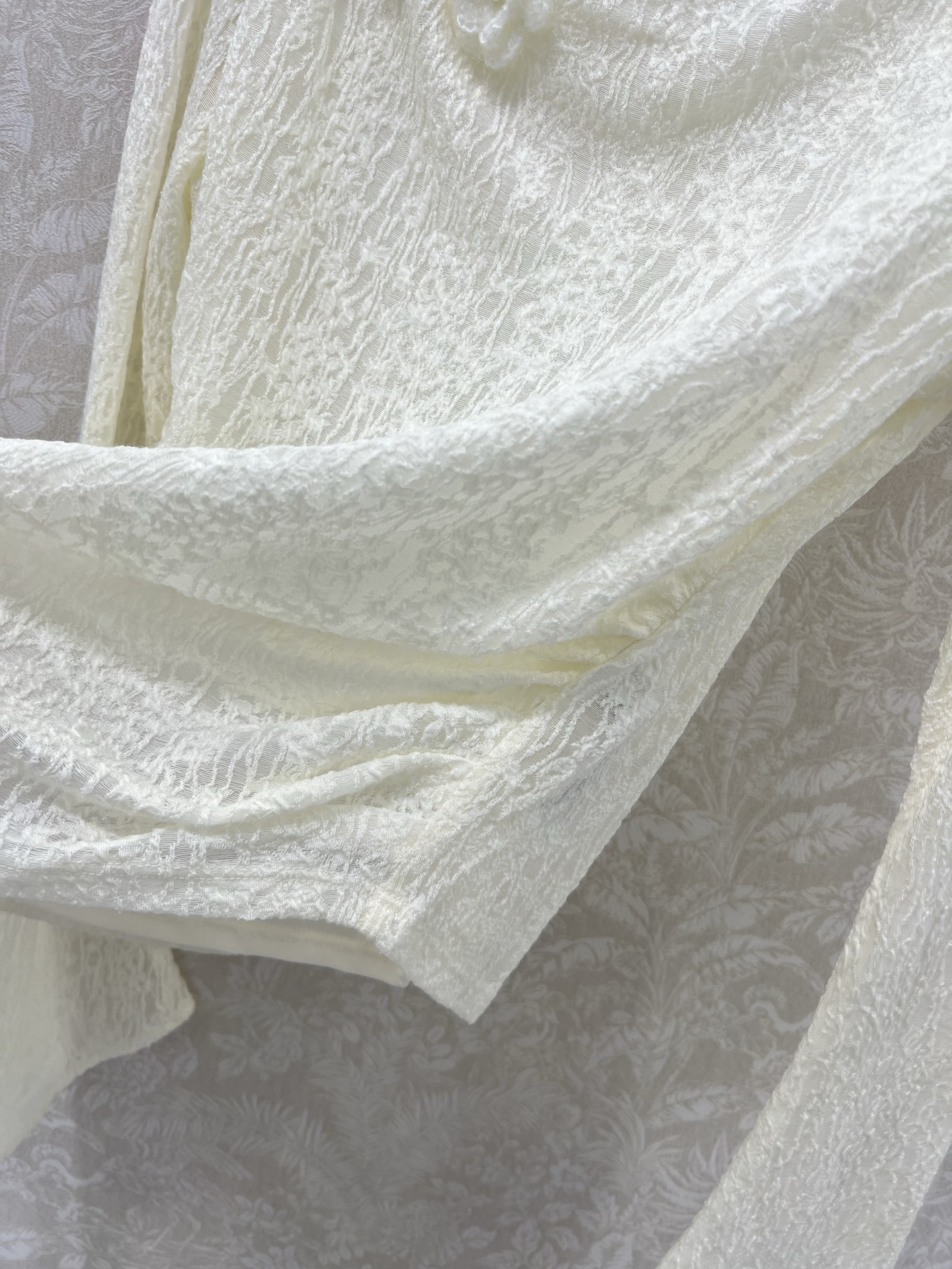 🔥🔥25新款立体花装饰蕾丝打底上衣 下摆不规则宽袖设计 完美复刻质感满满呈现出超级重工时髦高级！胸前搭配