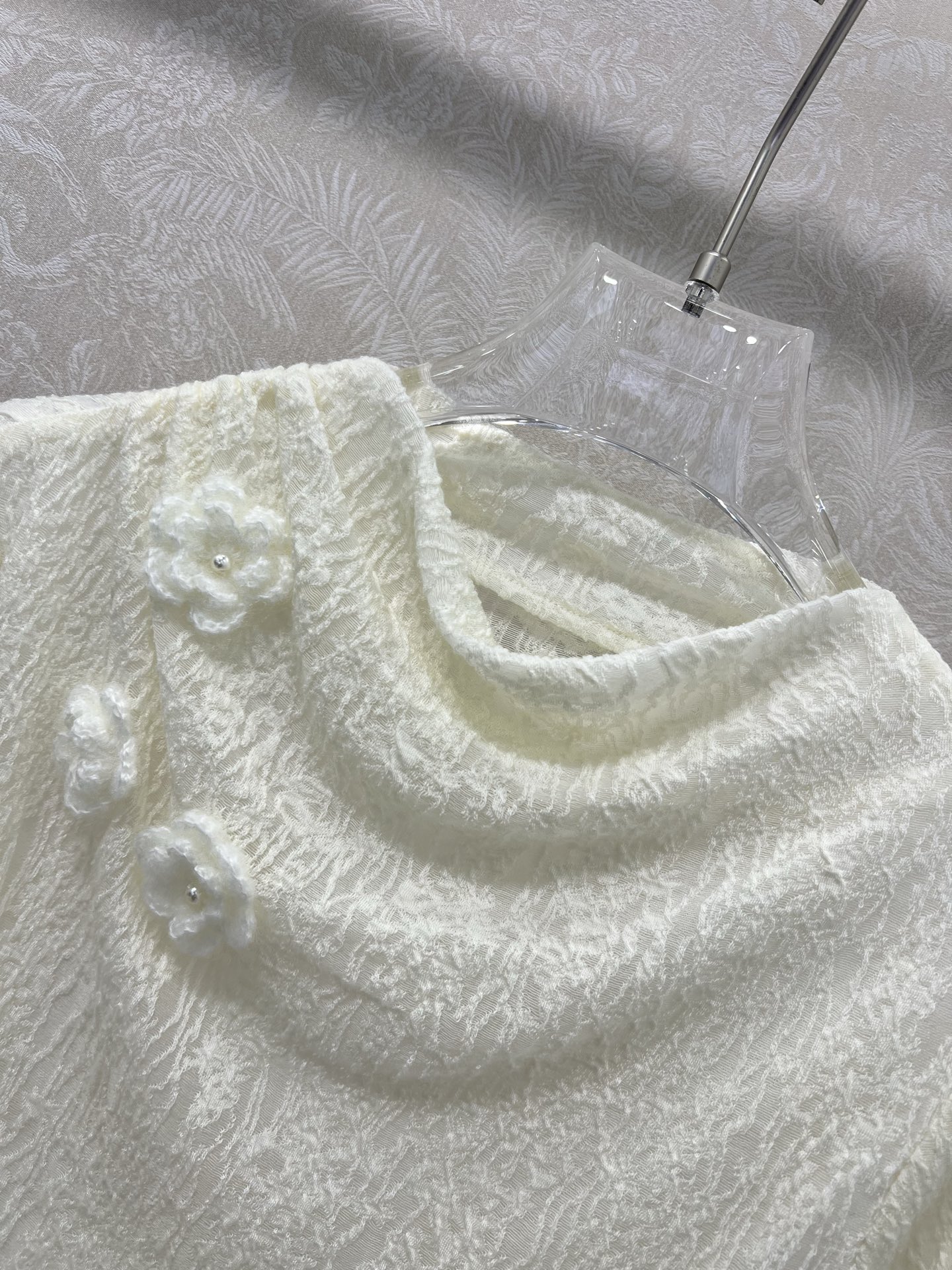 🔥🔥25新款立体花装饰蕾丝打底上衣 下摆不规则宽袖设计 完美复刻质感满满呈现出超级重工时髦高级！胸前搭配