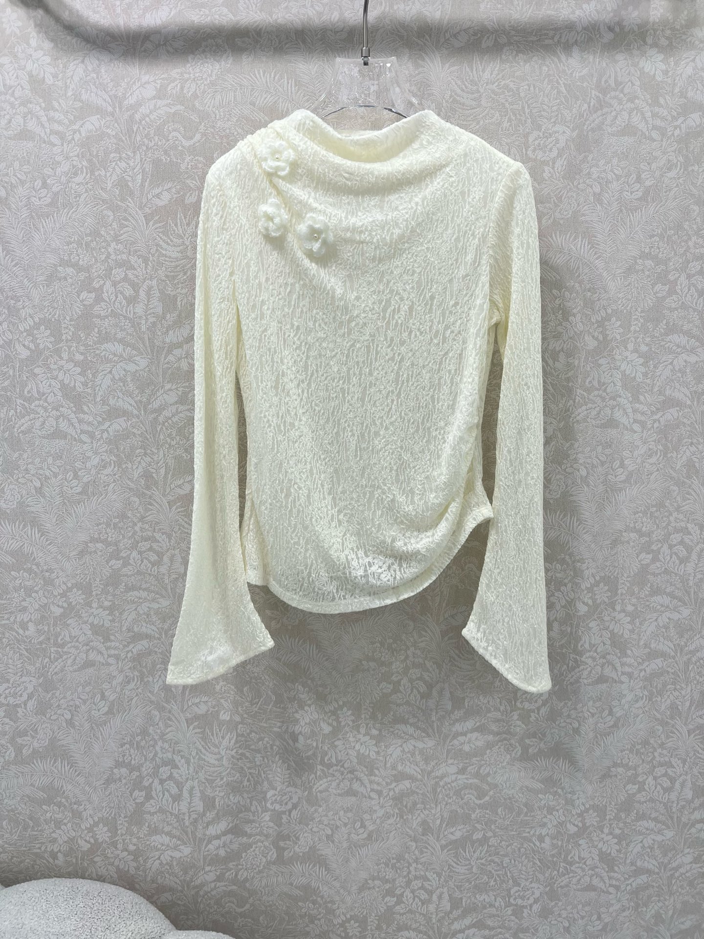 🔥🔥25新款立体花装饰蕾丝打底上衣 下摆不规则宽袖设计 完美复刻质感满满呈现出超级重工时髦高级！胸前搭配