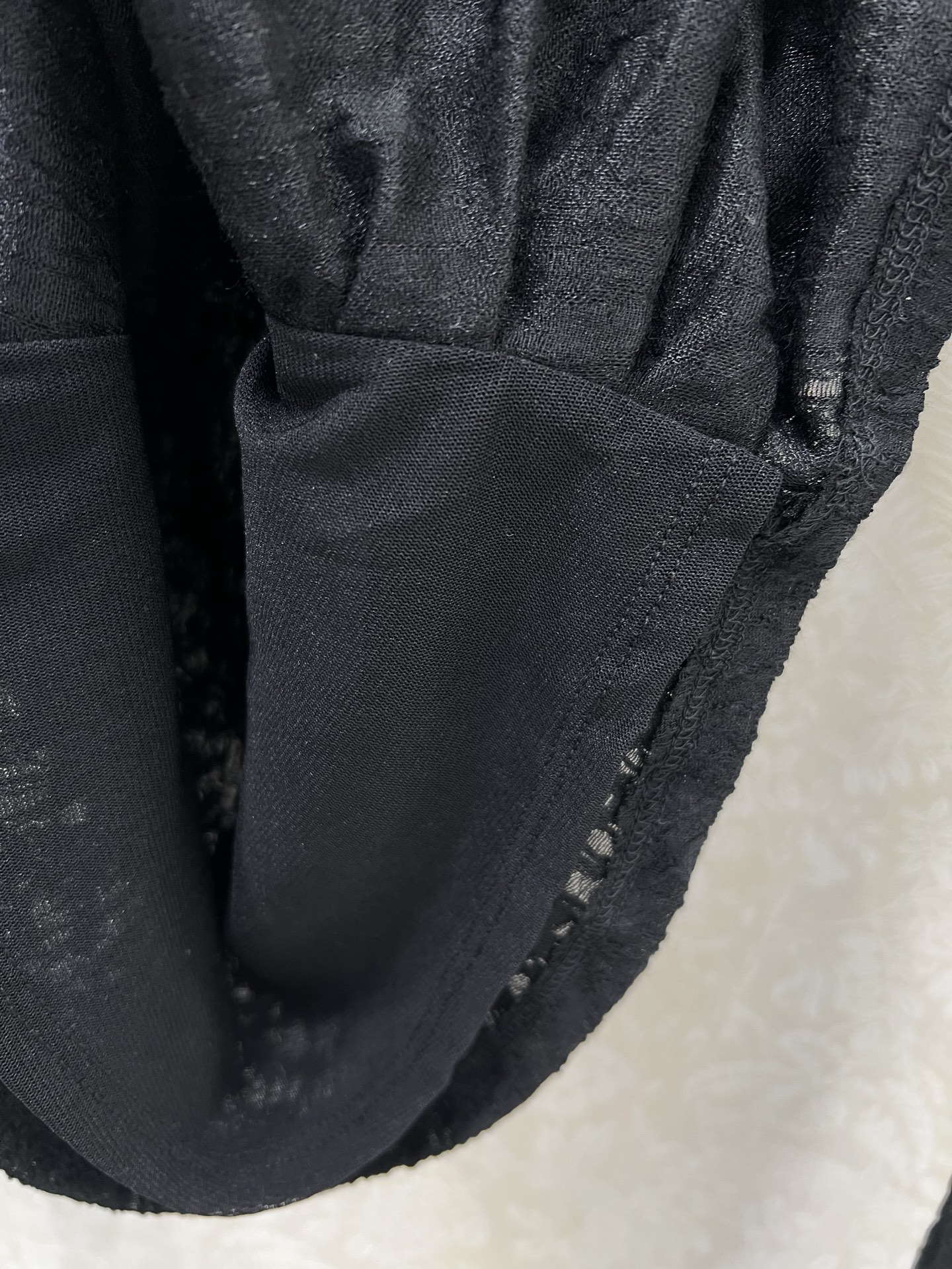 🔥🔥25新款立体花装饰蕾丝打底上衣 下摆不规则宽袖设计 完美复刻质感满满呈现出超级重工时髦高级！胸前搭配