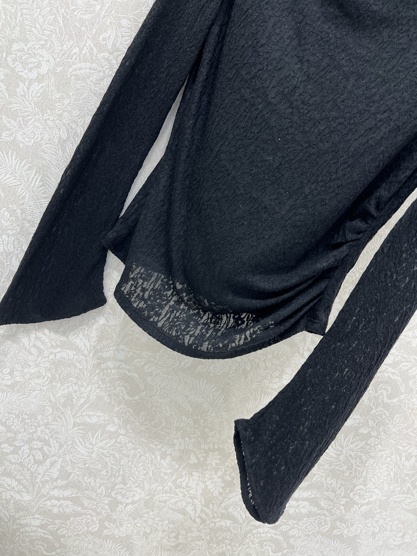 🔥🔥25新款立体花装饰蕾丝打底上衣 下摆不规则宽袖设计 完美复刻质感满满呈现出超级重工时髦高级！胸前搭配