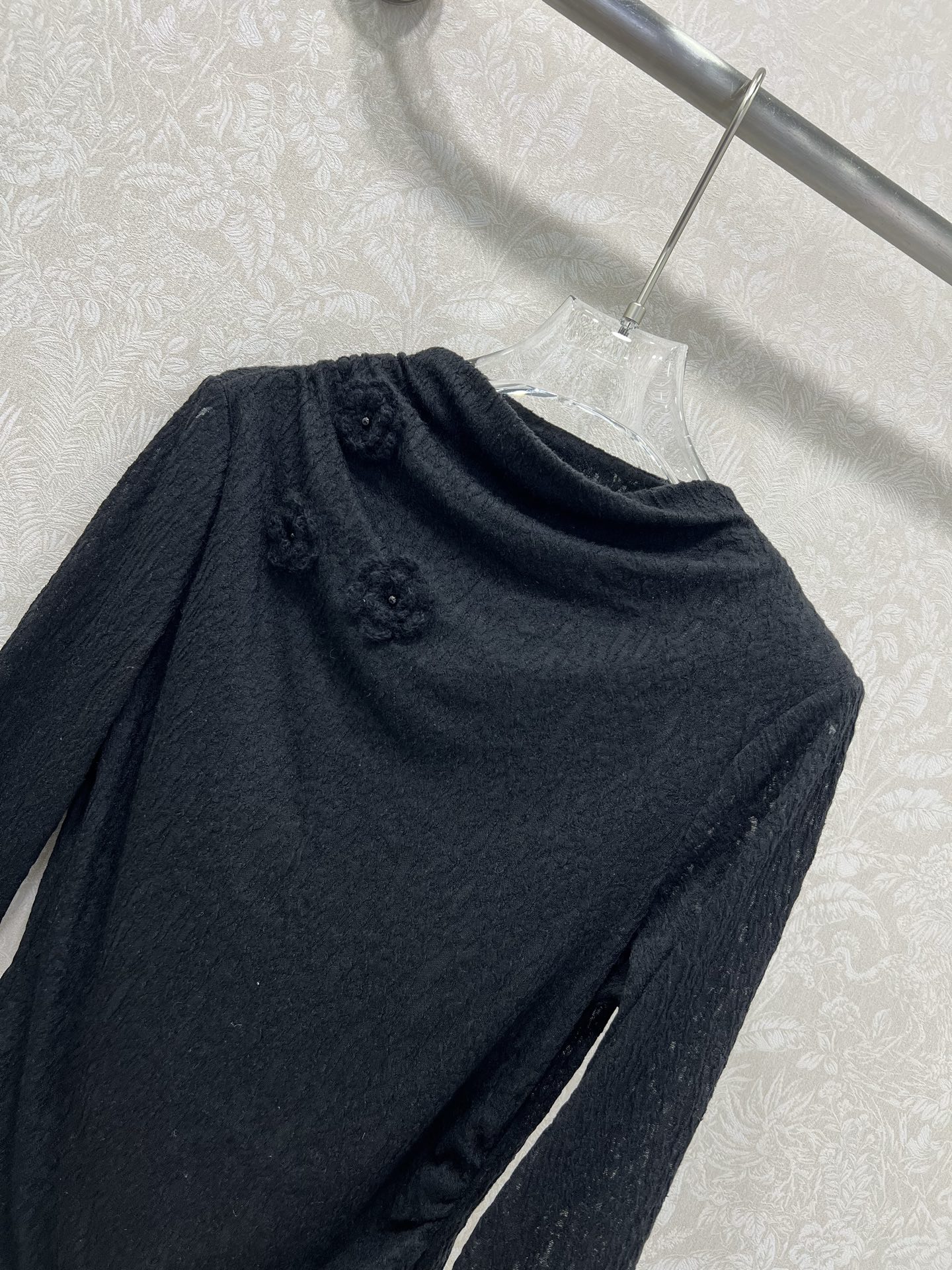 🔥🔥25新款立体花装饰蕾丝打底上衣 下摆不规则宽袖设计 完美复刻质感满满呈现出超级重工时髦高级！胸前搭配