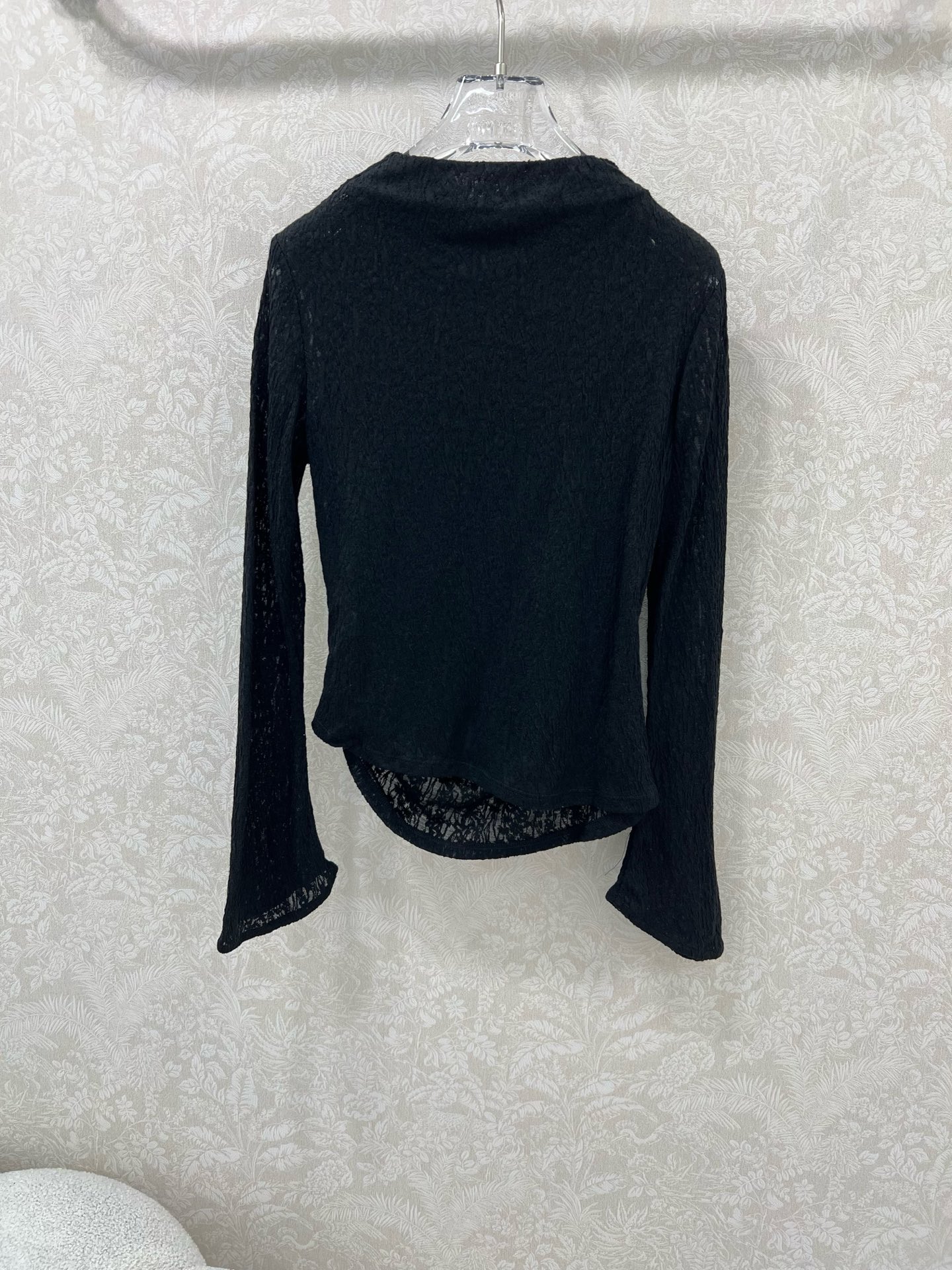 🔥🔥25新款立体花装饰蕾丝打底上衣 下摆不规则宽袖设计 完美复刻质感满满呈现出超级重工时髦高级！胸前搭配