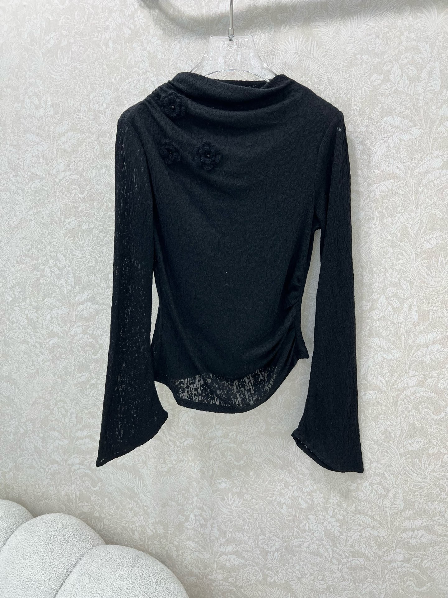 🔥🔥25新款立体花装饰蕾丝打底上衣 下摆不规则宽袖设计 完美复刻质感满满呈现出超级重工时髦高级！胸前搭配