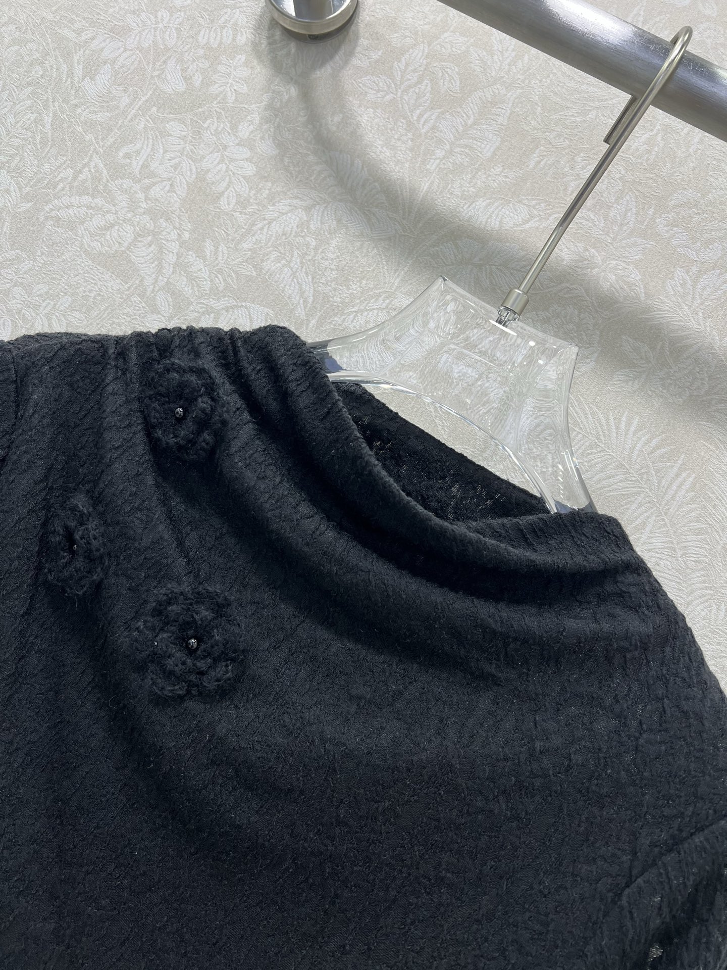 🔥🔥25新款立体花装饰蕾丝打底上衣 下摆不规则宽袖设计 完美复刻质感满满呈现出超级重工时髦高级！胸前搭配