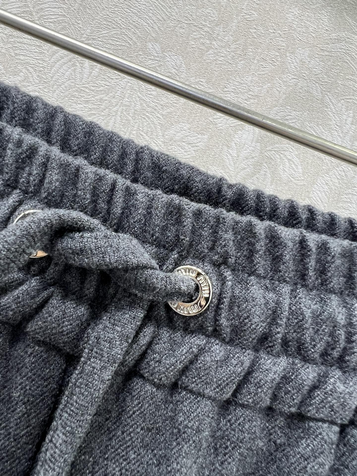 🔥🔥 miumi* 25新款净色秋款阔腿裤 简约风气质阔腿休闲西裤 腰头抽绳 后口袋Logo点缀  舒适