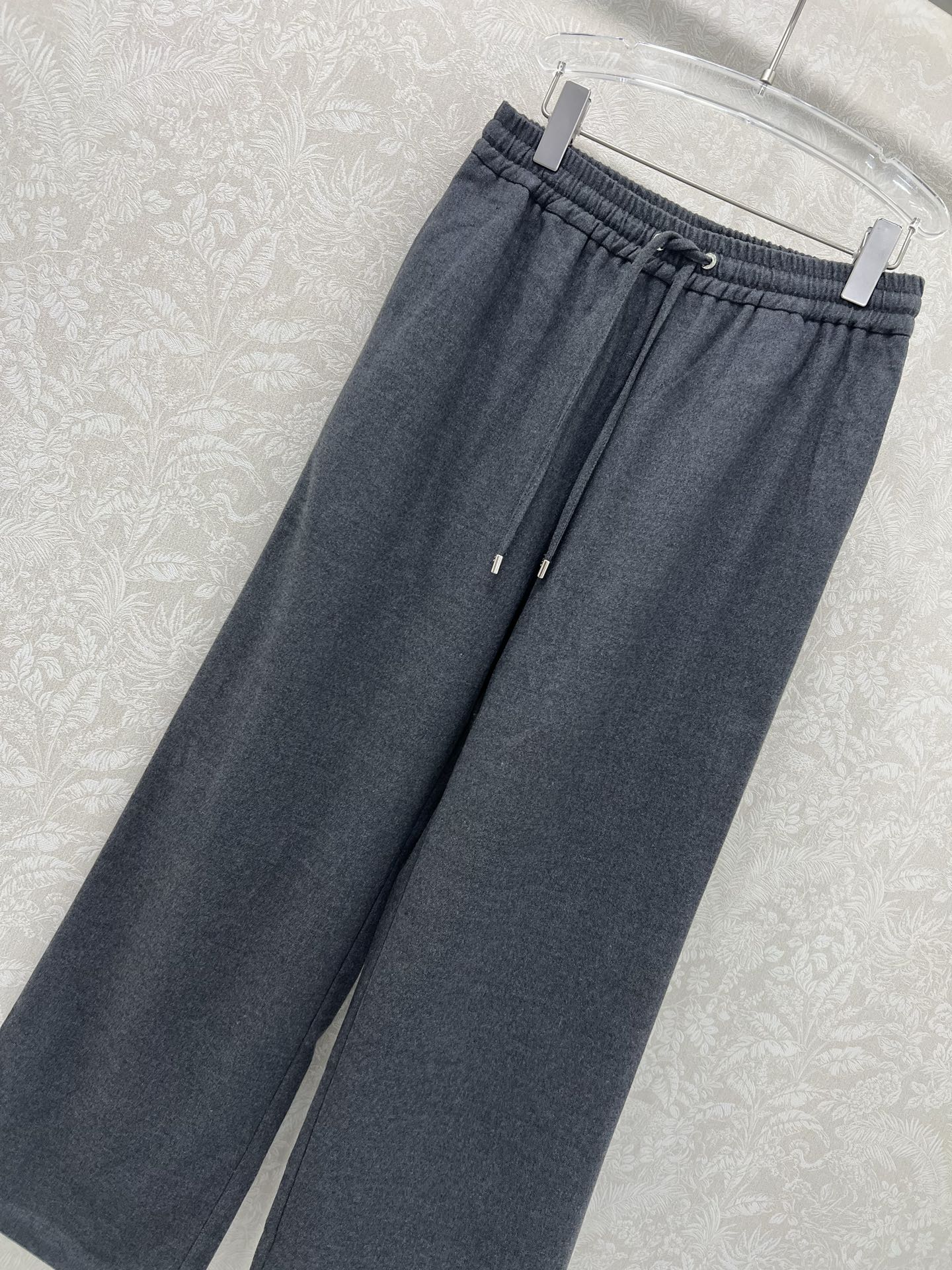 🔥🔥 miumi* 25新款净色秋款阔腿裤 简约风气质阔腿休闲西裤 腰头抽绳 后口袋Logo点缀  舒适