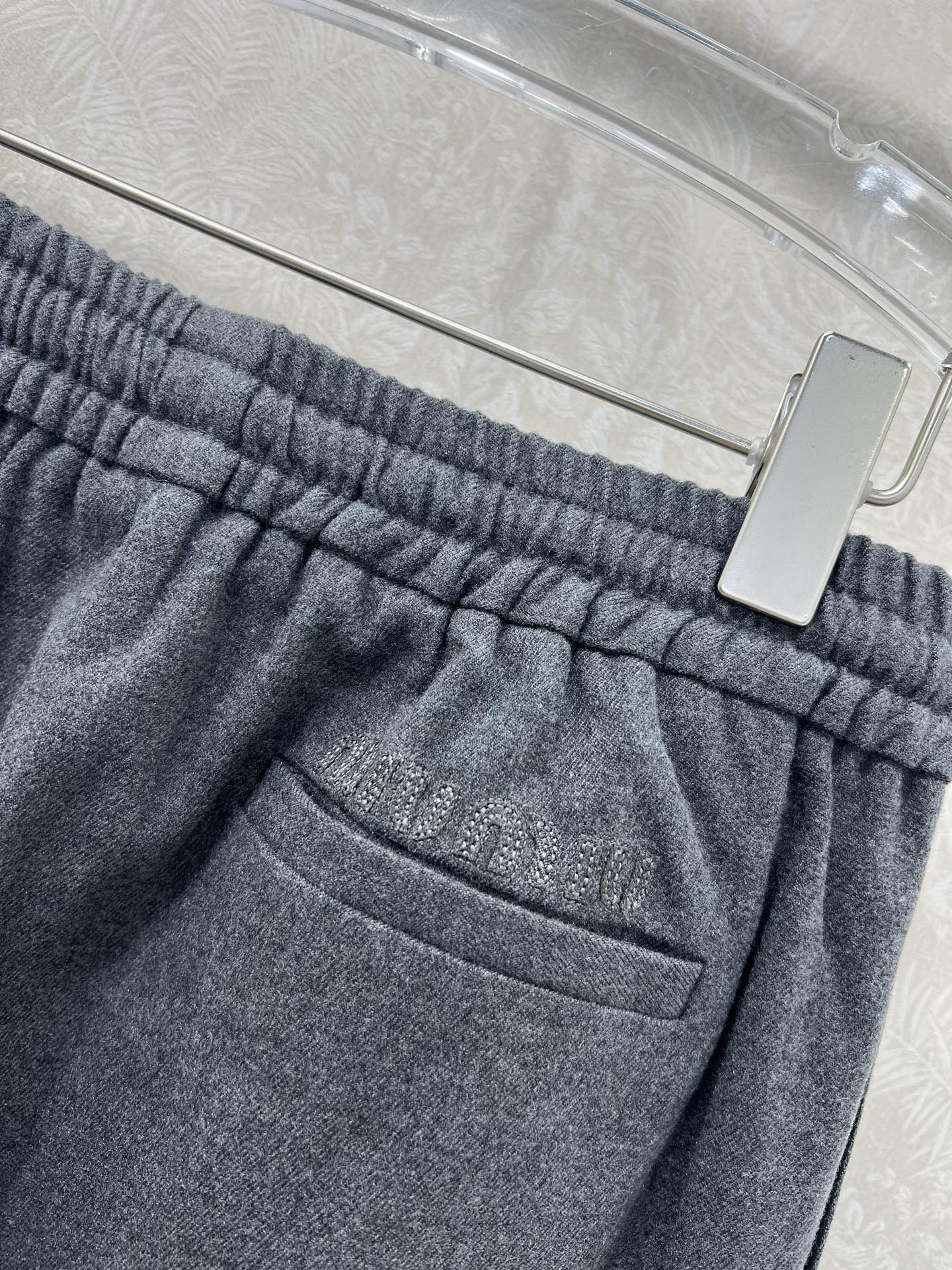 🔥🔥 miumi* 25新款净色秋款阔腿裤 简约风气质阔腿休闲西裤 腰头抽绳 后口袋Logo点缀  舒适