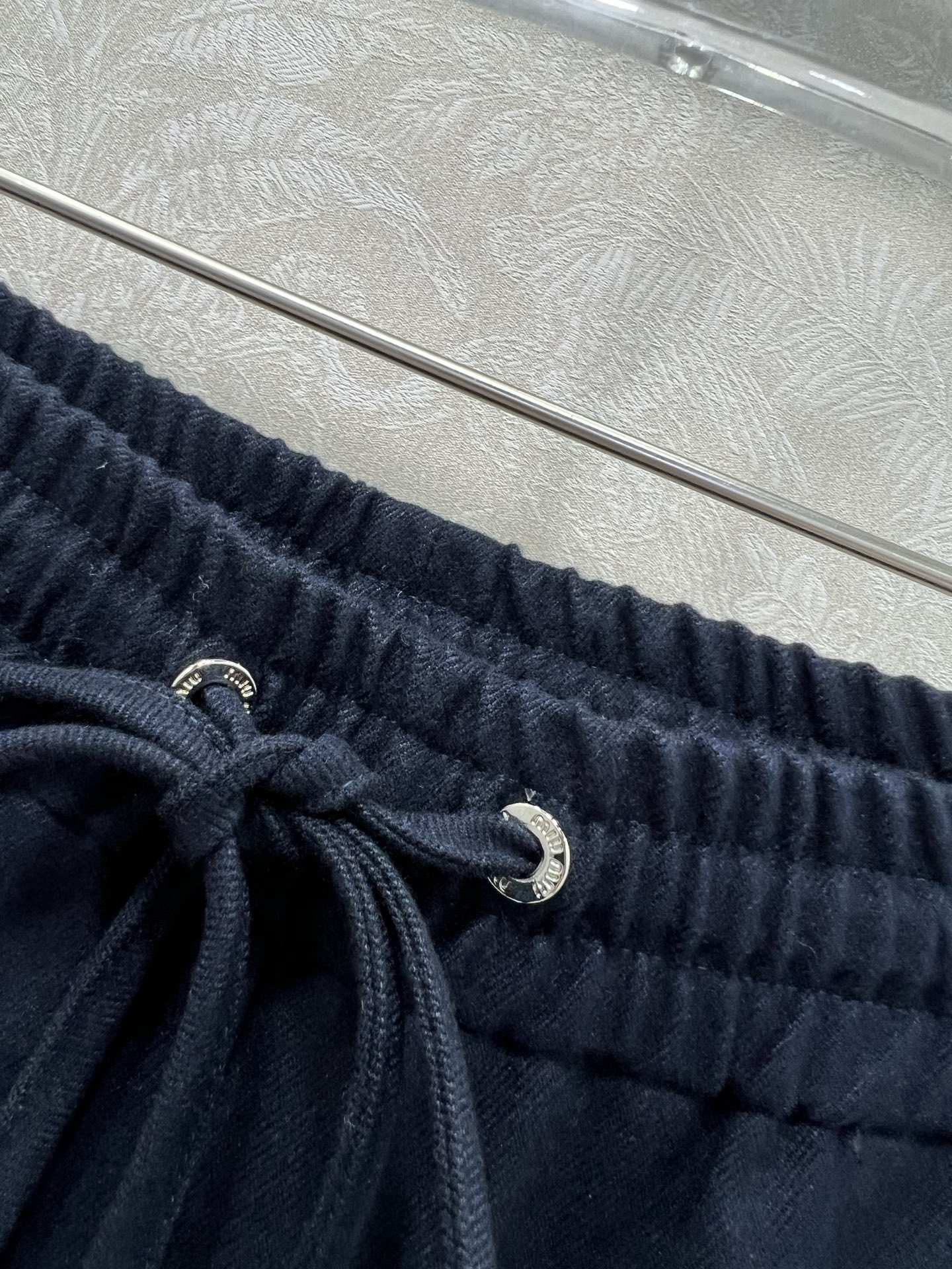 🔥🔥 miumi* 25新款净色秋款阔腿裤 简约风气质阔腿休闲西裤 腰头抽绳 后口袋Logo点缀  舒适