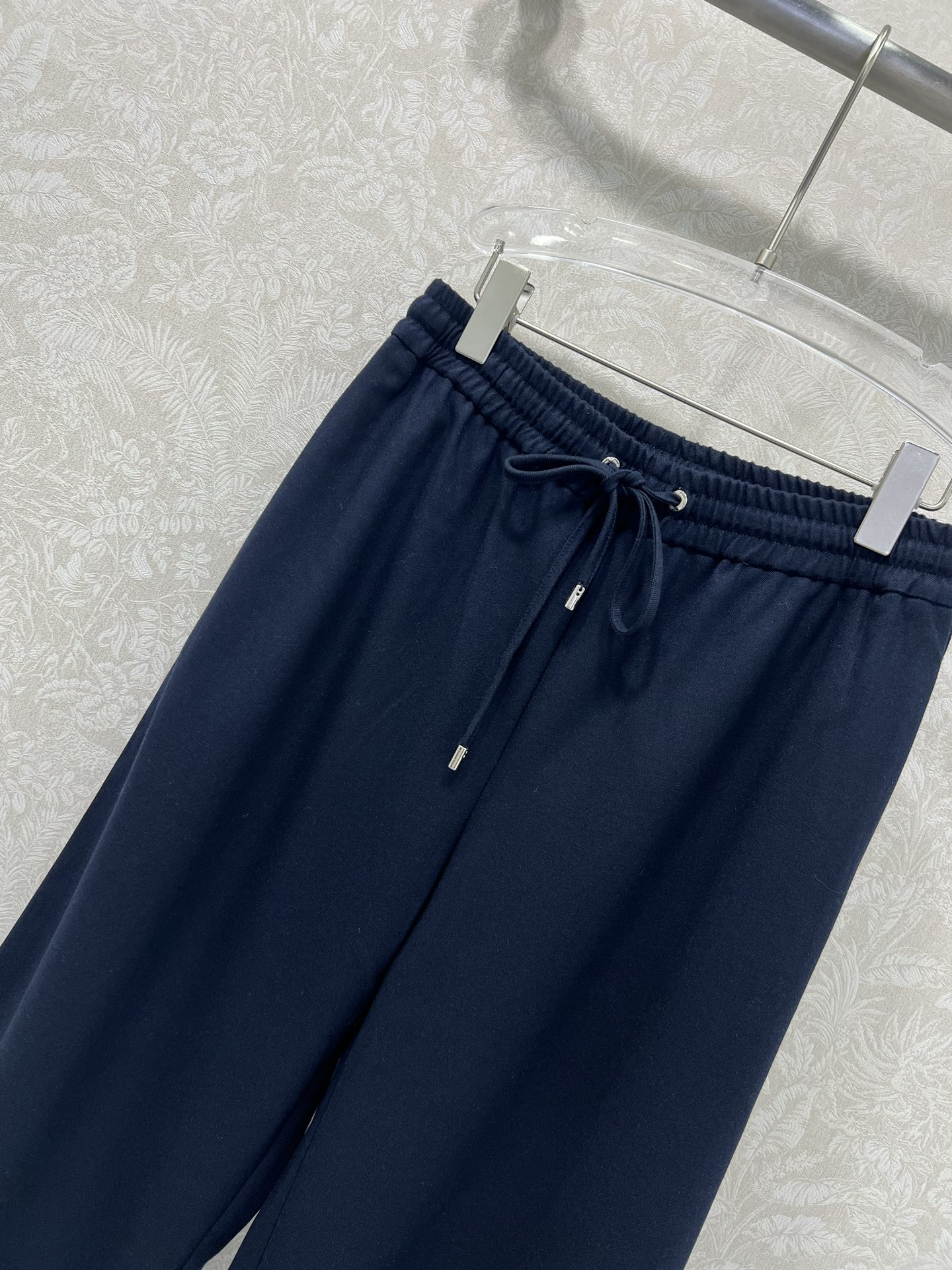 🔥🔥 miumi* 25新款净色秋款阔腿裤 简约风气质阔腿休闲西裤 腰头抽绳 后口袋Logo点缀  舒适