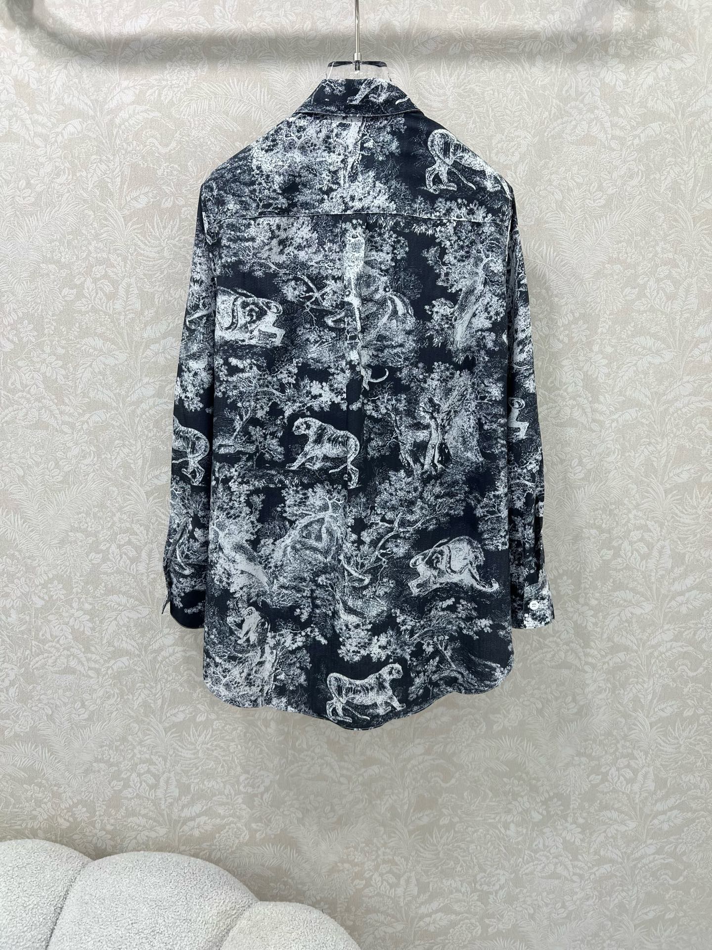 🔥🔥Dio*25早秋新款翻领前襟荷叶边衬衫褶皱花边工艺设计 经典丛林动物🐅印花 侧边开叉版型显瘦又高挑 