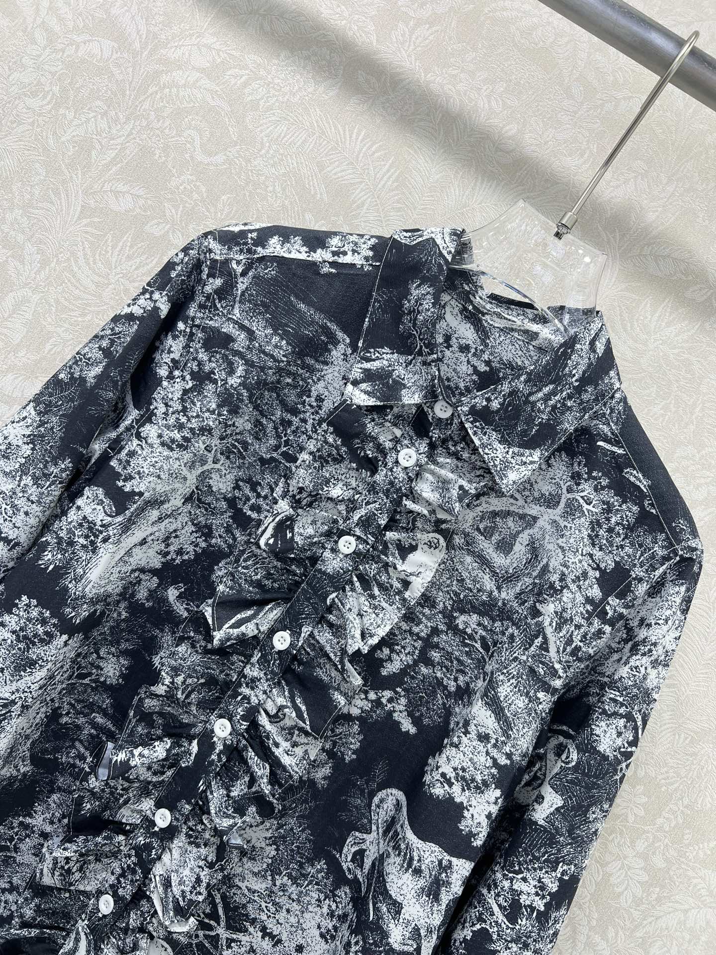 🔥🔥Dio*25早秋新款翻领前襟荷叶边衬衫褶皱花边工艺设计 经典丛林动物🐅印花 侧边开叉版型显瘦又高挑 