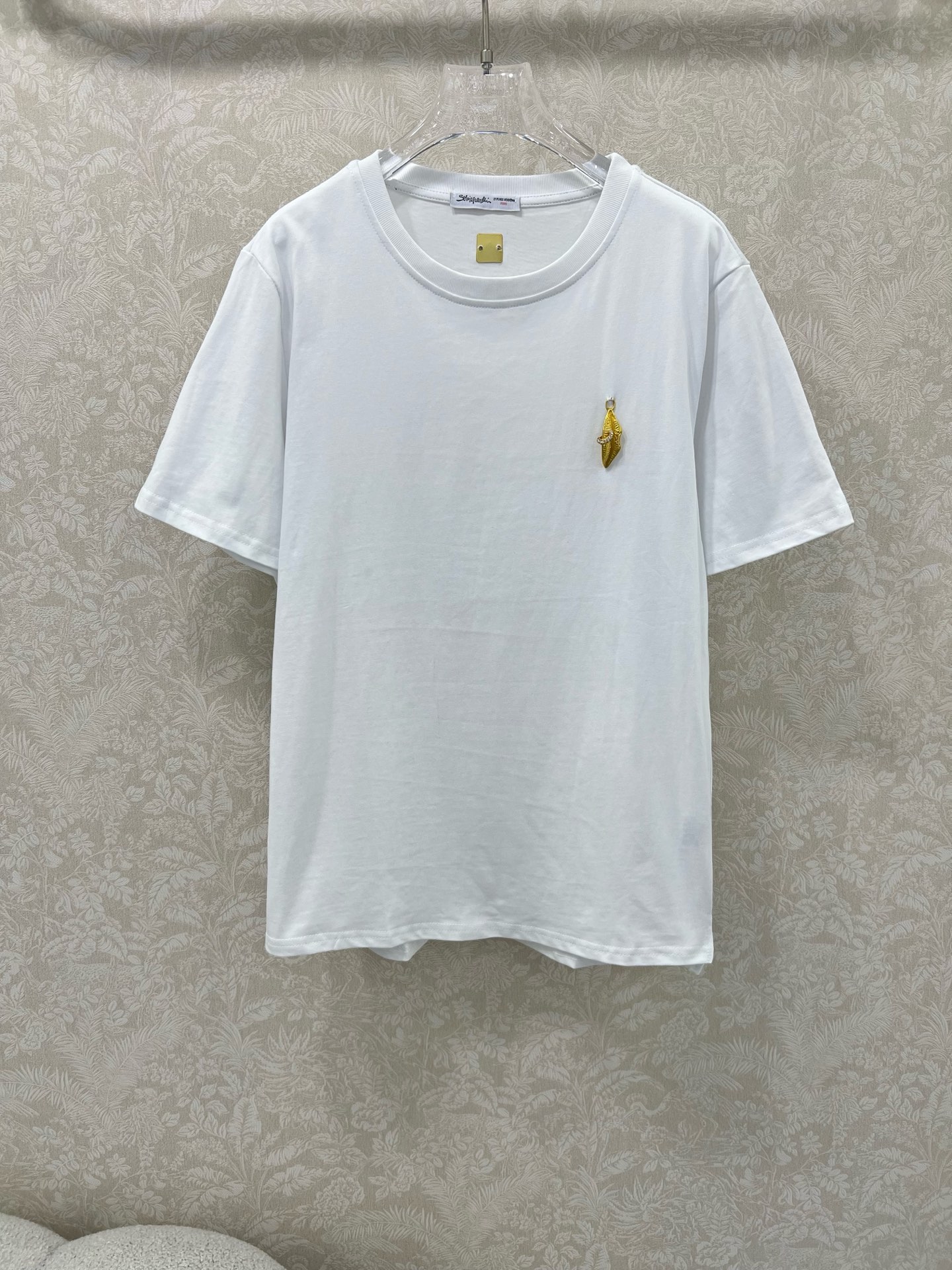 🔥🔥Sch*法国本土品牌 25新款胸前金扣装饰短袖T恤上衣 展现出肩颈线条柔美流畅   宽松版型不挑身材