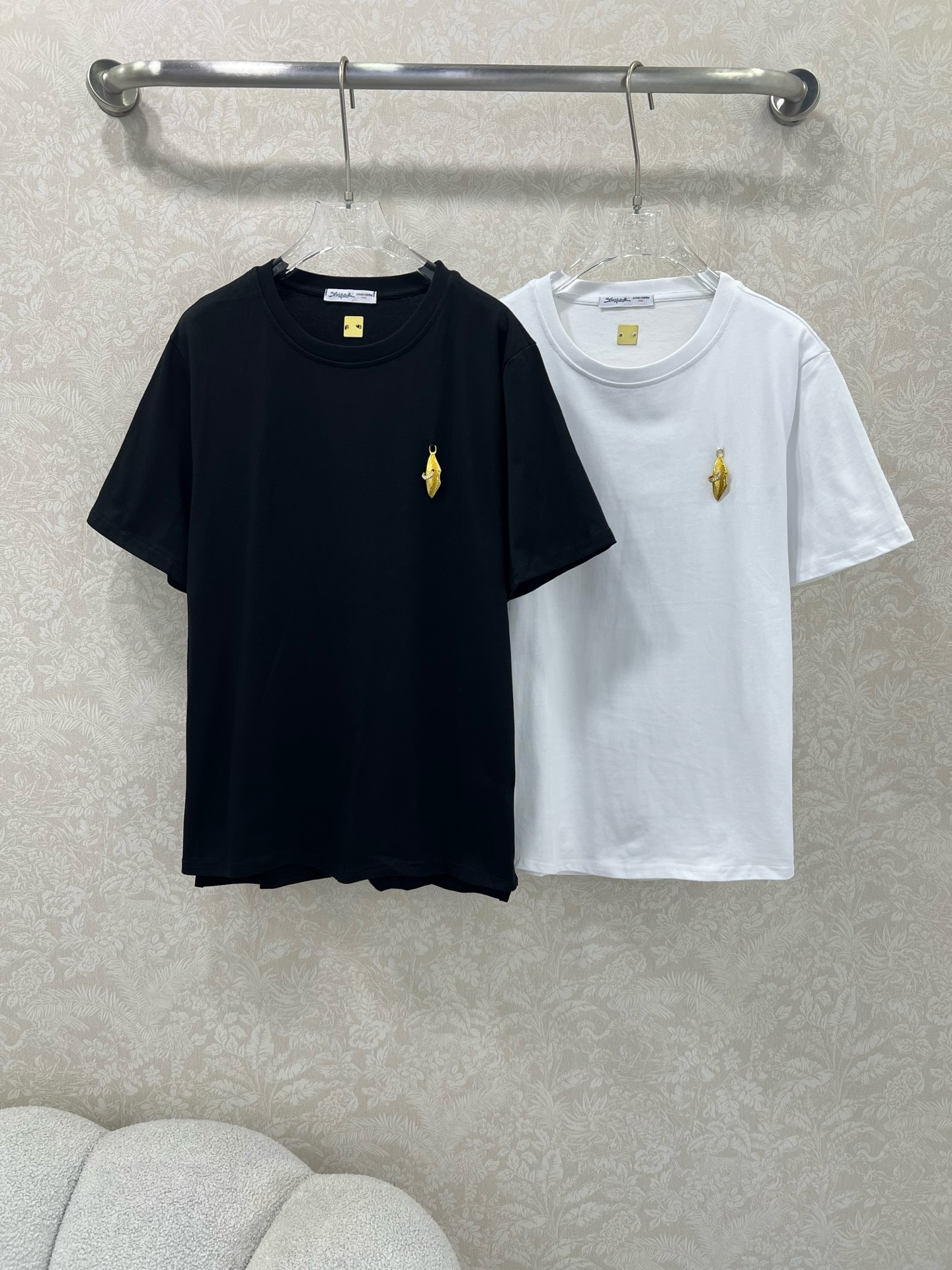 🔥🔥Sch*法国本土品牌 25新款胸前金扣装饰短袖T恤上衣 展现出肩颈线条柔美流畅   宽松版型不挑身材