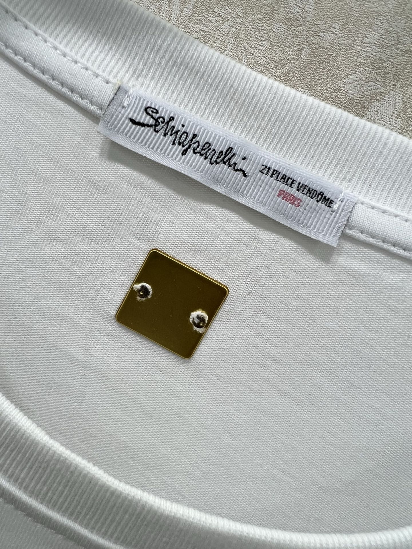 🔥🔥Sch*法国本土品牌 25新款胸前金扣装饰短袖T恤上衣 展现出肩颈线条柔美流畅   宽松版型不挑身材