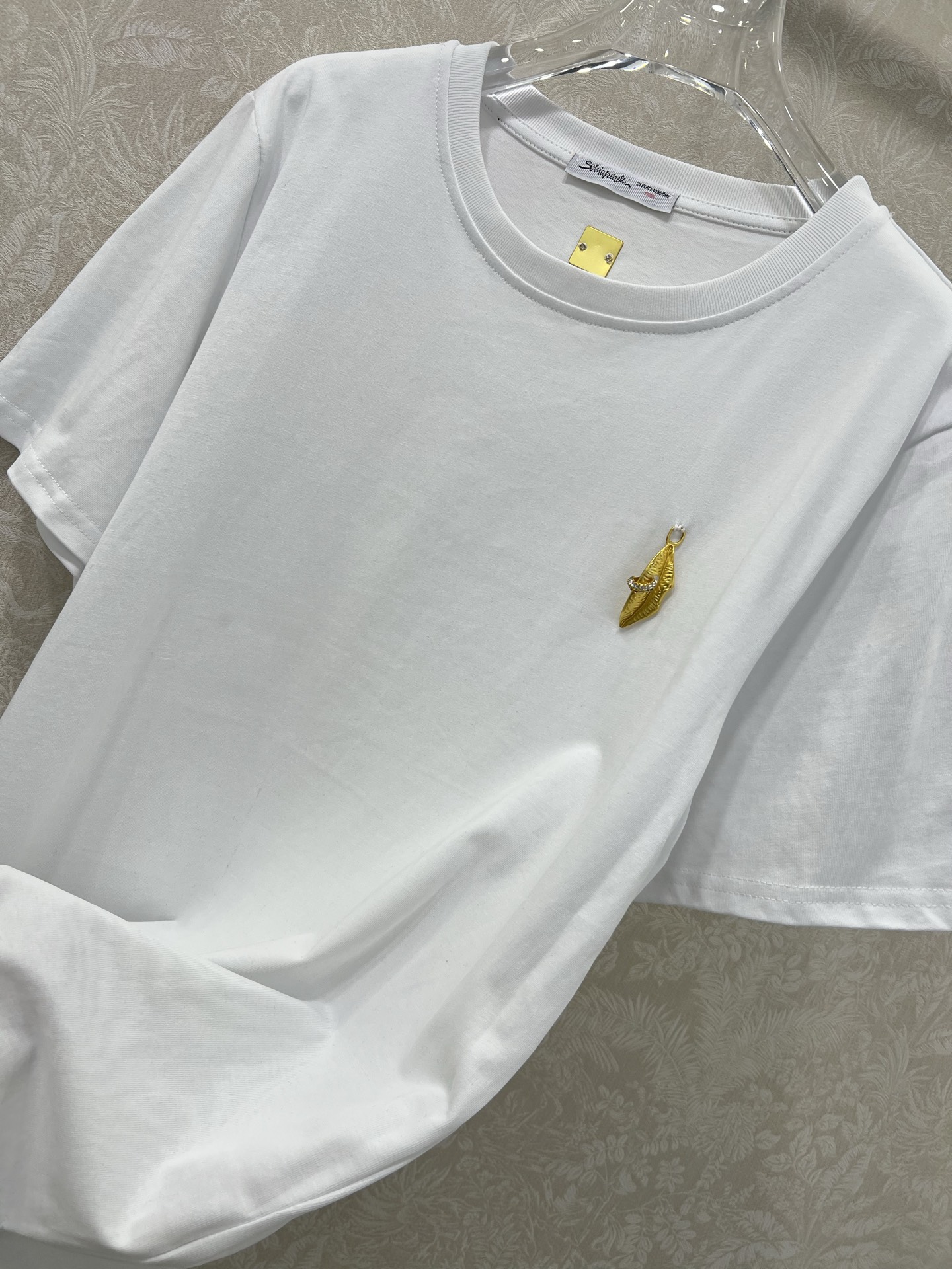 🔥🔥Sch*法国本土品牌 25新款胸前金扣装饰短袖T恤上衣 展现出肩颈线条柔美流畅   宽松版型不挑身材