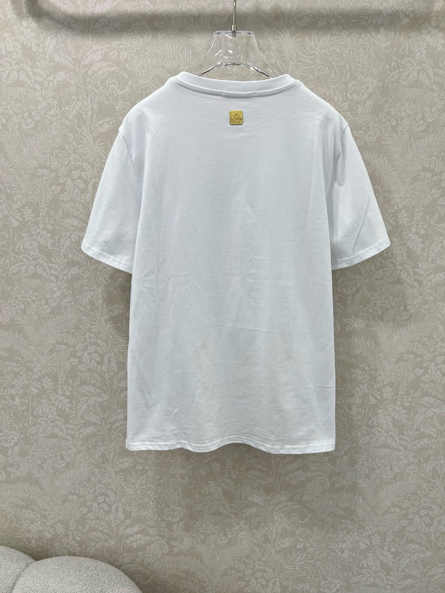 🔥🔥Sch*法国本土品牌 25新款胸前金扣装饰短袖T恤上衣 展现出肩颈线条柔美流畅   宽松版型不挑身材