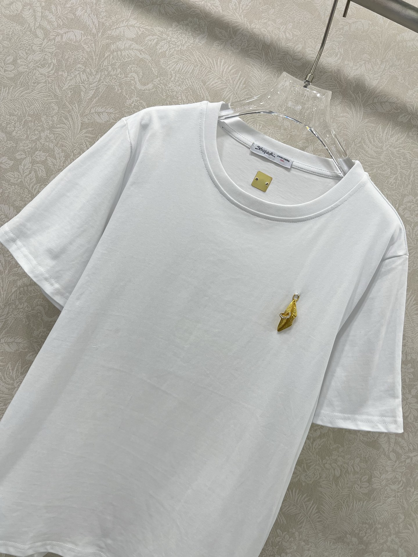 🔥🔥Sch*法国本土品牌 25新款胸前金扣装饰短袖T恤上衣 展现出肩颈线条柔美流畅   宽松版型不挑身材