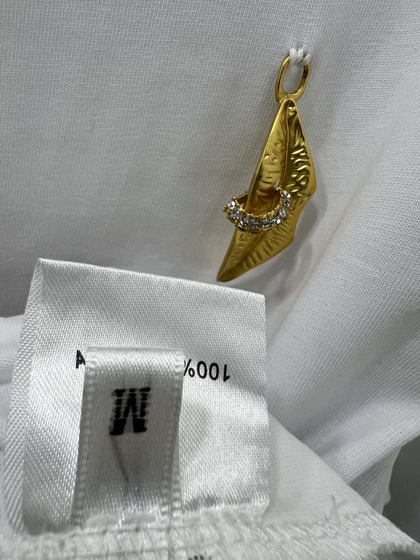 🔥🔥Sch*法国本土品牌 25新款胸前金扣装饰短袖T恤上衣 展现出肩颈线条柔美流畅   宽松版型不挑身材