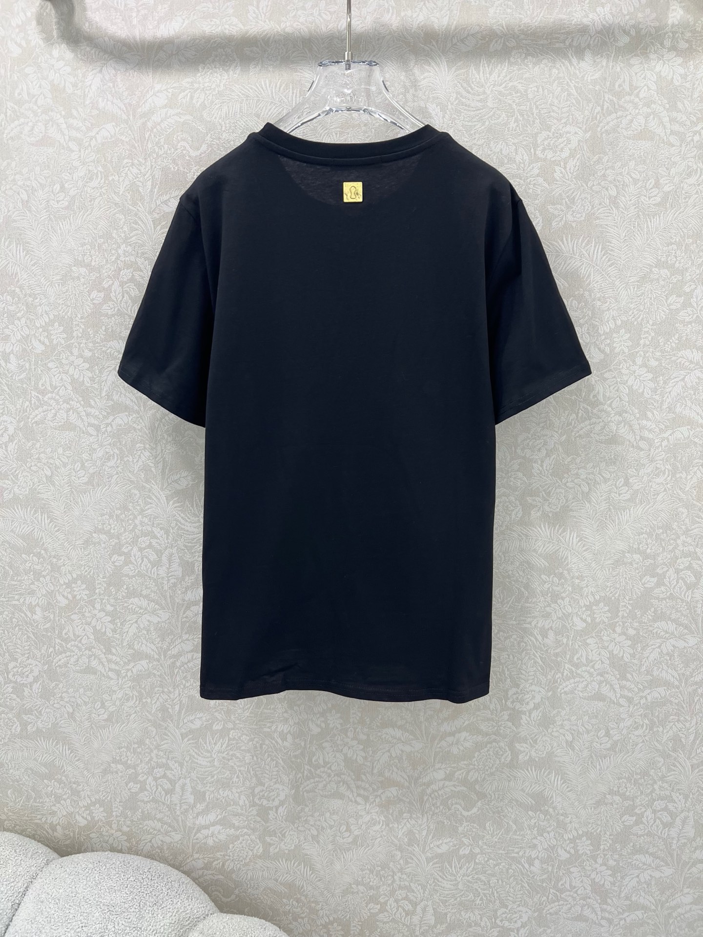 🔥🔥Sch*法国本土品牌 25新款胸前金扣装饰短袖T恤上衣 展现出肩颈线条柔美流畅   宽松版型不挑身材