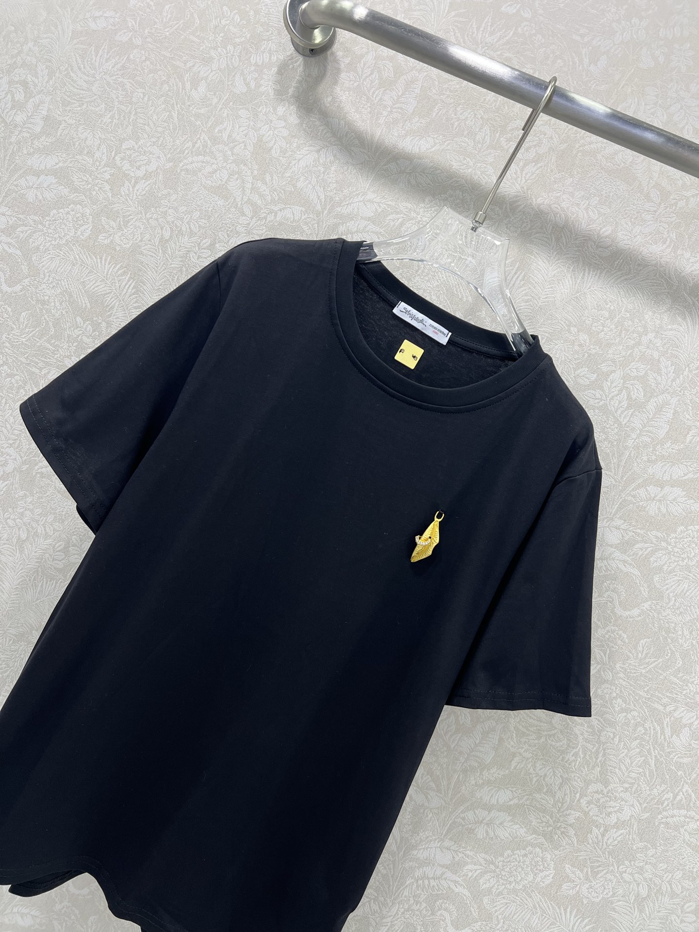 🔥🔥Sch*法国本土品牌 25新款胸前金扣装饰短袖T恤上衣 展现出肩颈线条柔美流畅   宽松版型不挑身材