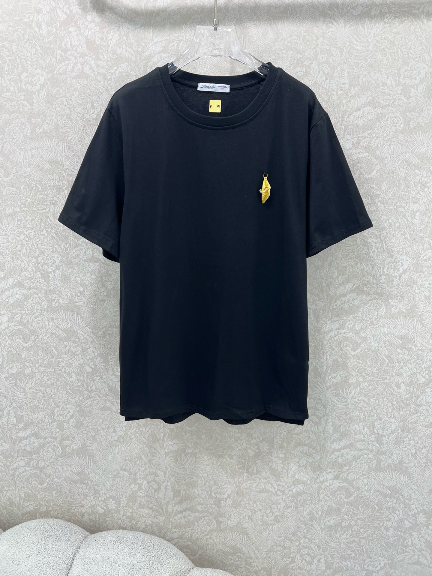 🔥🔥Sch*法国本土品牌 25新款胸前金扣装饰短袖T恤上衣 展现出肩颈线条柔美流畅   宽松版型不挑身材