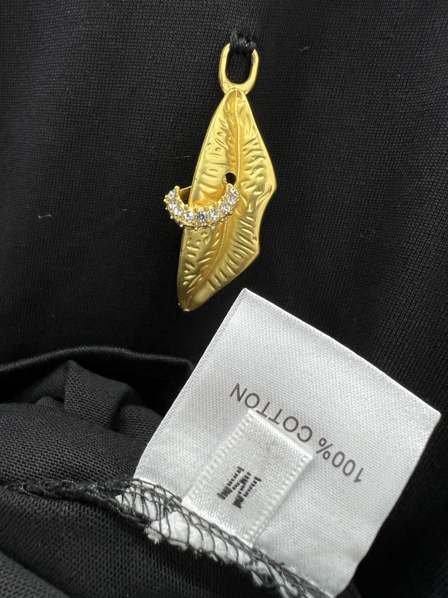 🔥🔥Sch*法国本土品牌 25新款胸前金扣装饰短袖T恤上衣 展现出肩颈线条柔美流畅   宽松版型不挑身材