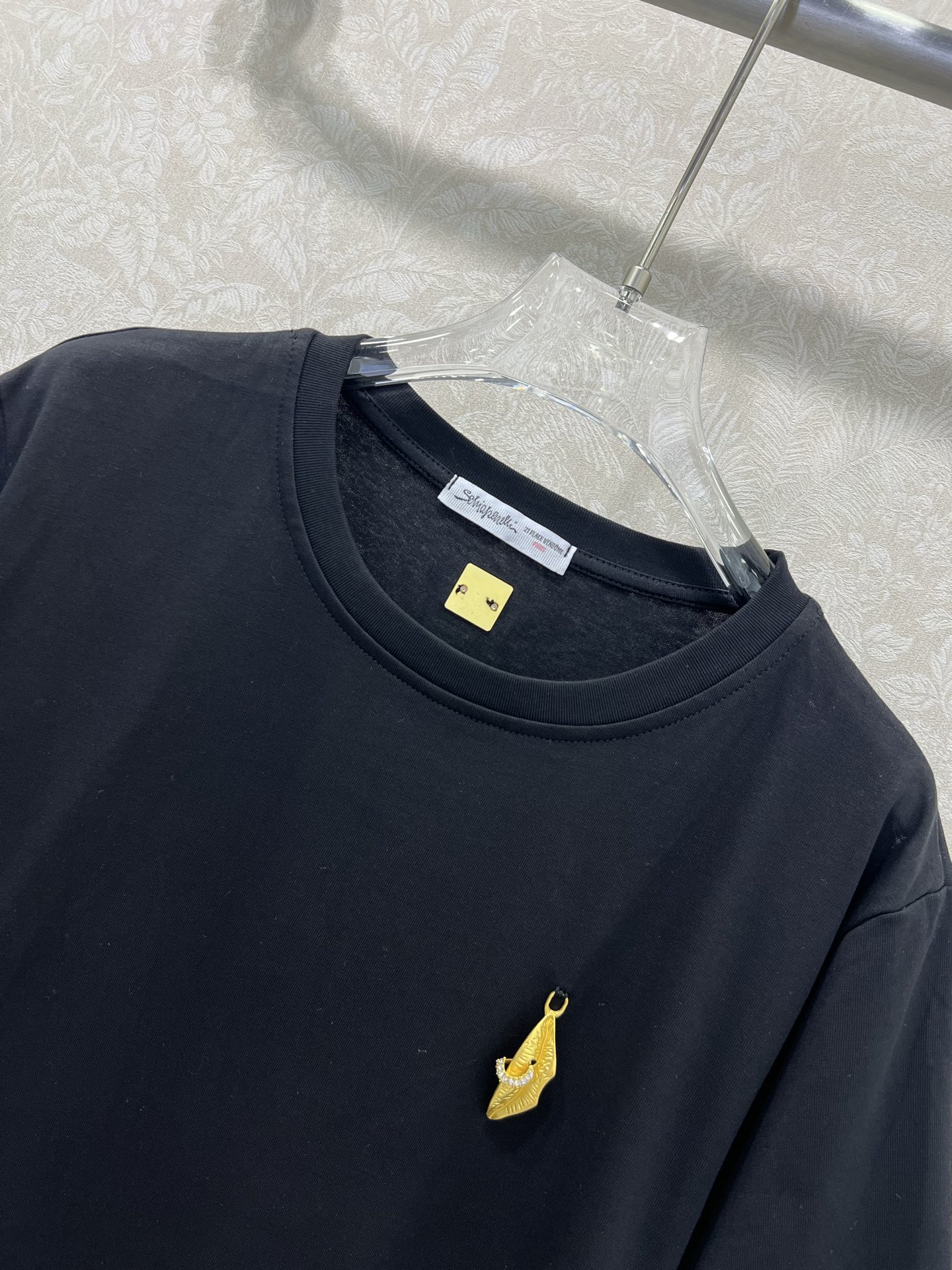 🔥🔥Sch*法国本土品牌 25新款胸前金扣装饰短袖T恤上衣 展现出肩颈线条柔美流畅   宽松版型不挑身材