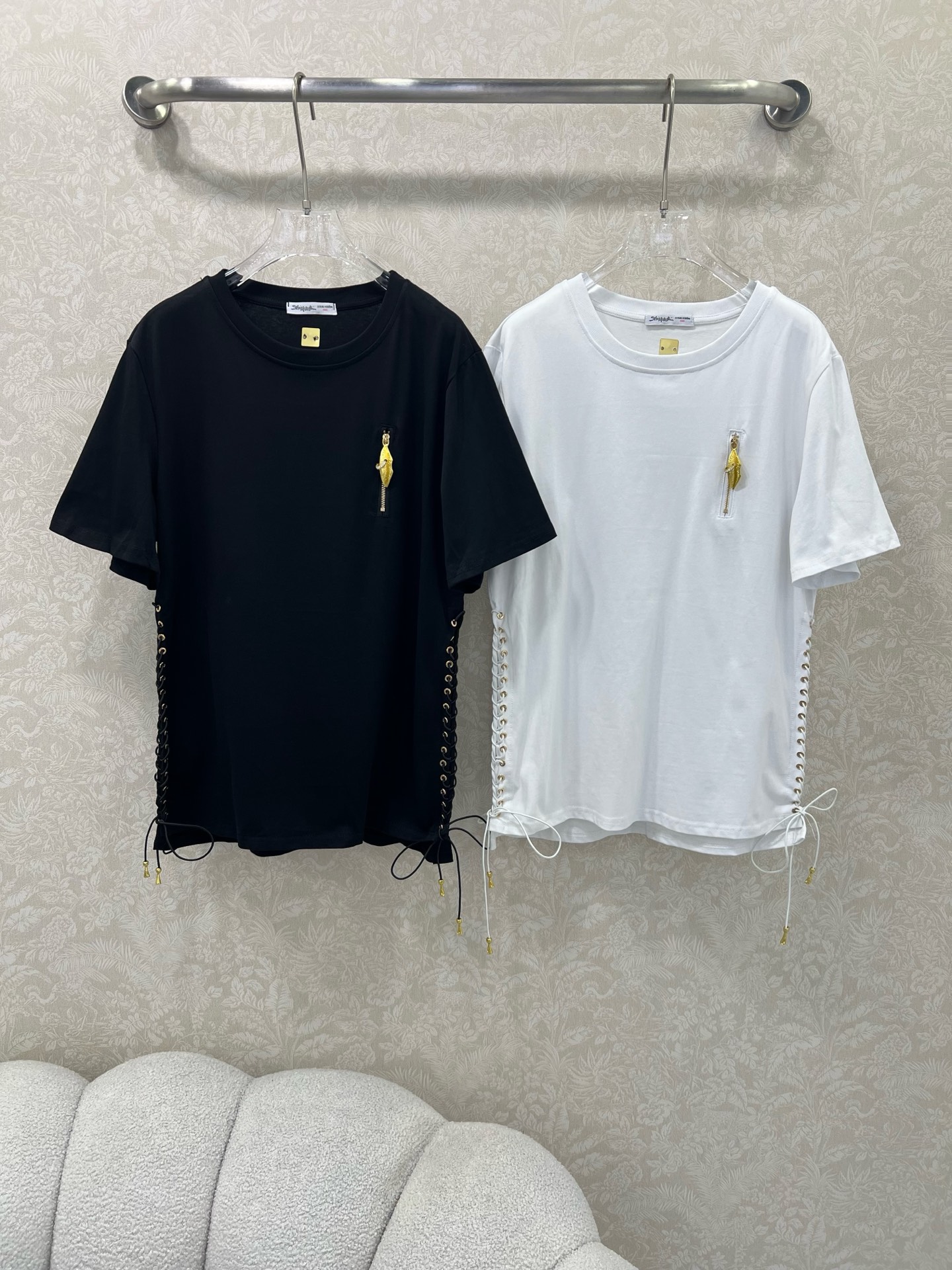 🔥🔥Sch*法国本土品牌 25新款胸前金扣装饰两侧系绳绑带短袖T恤上衣 展现出肩颈线条柔美流畅   宽松