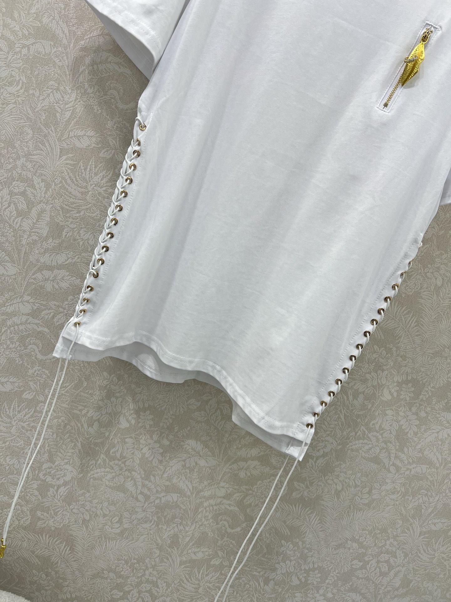 🔥🔥Sch*法国本土品牌 25新款胸前金扣装饰两侧系绳绑带短袖T恤上衣 展现出肩颈线条柔美流畅   宽松