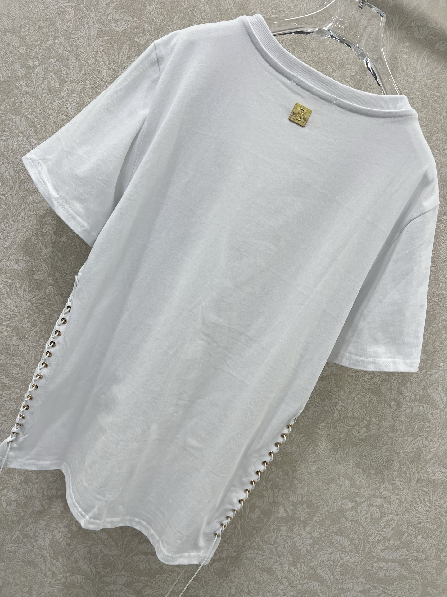 🔥🔥Sch*法国本土品牌 25新款胸前金扣装饰两侧系绳绑带短袖T恤上衣 展现出肩颈线条柔美流畅   宽松