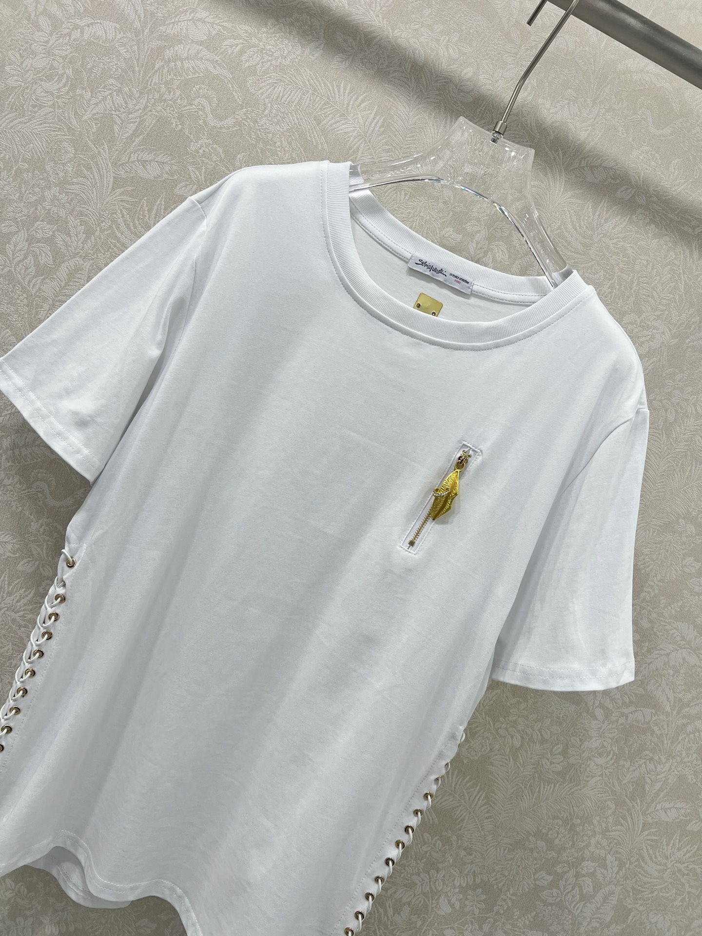 🔥🔥Sch*法国本土品牌 25新款胸前金扣装饰两侧系绳绑带短袖T恤上衣 展现出肩颈线条柔美流畅   宽松