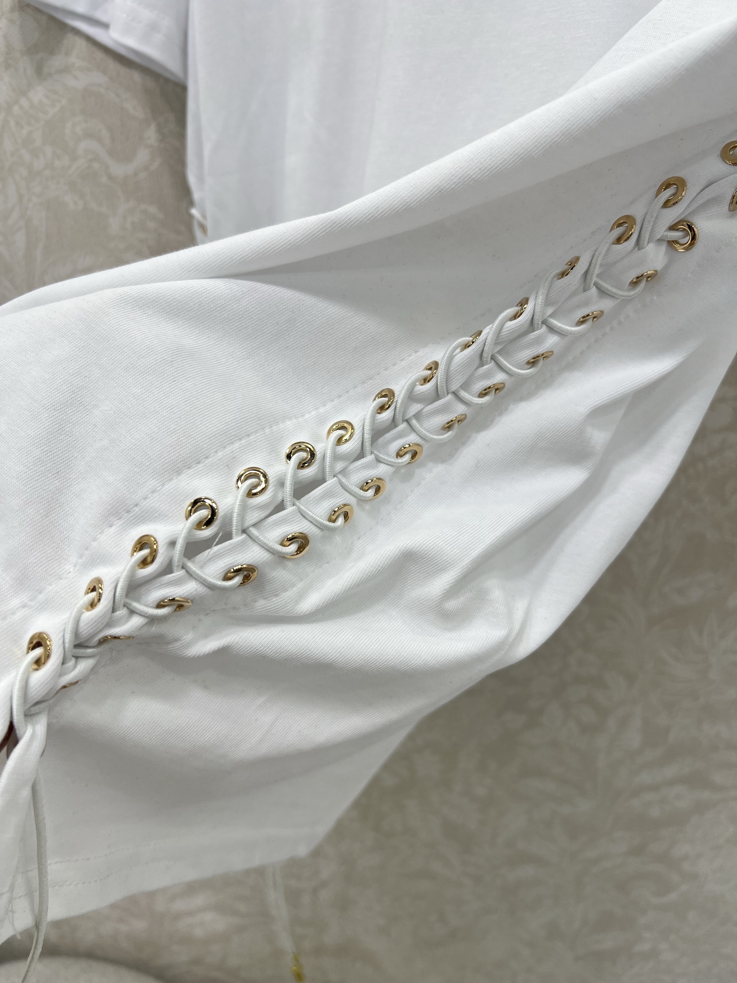 🔥🔥Sch*法国本土品牌 25新款胸前金扣装饰两侧系绳绑带短袖T恤上衣 展现出肩颈线条柔美流畅   宽松