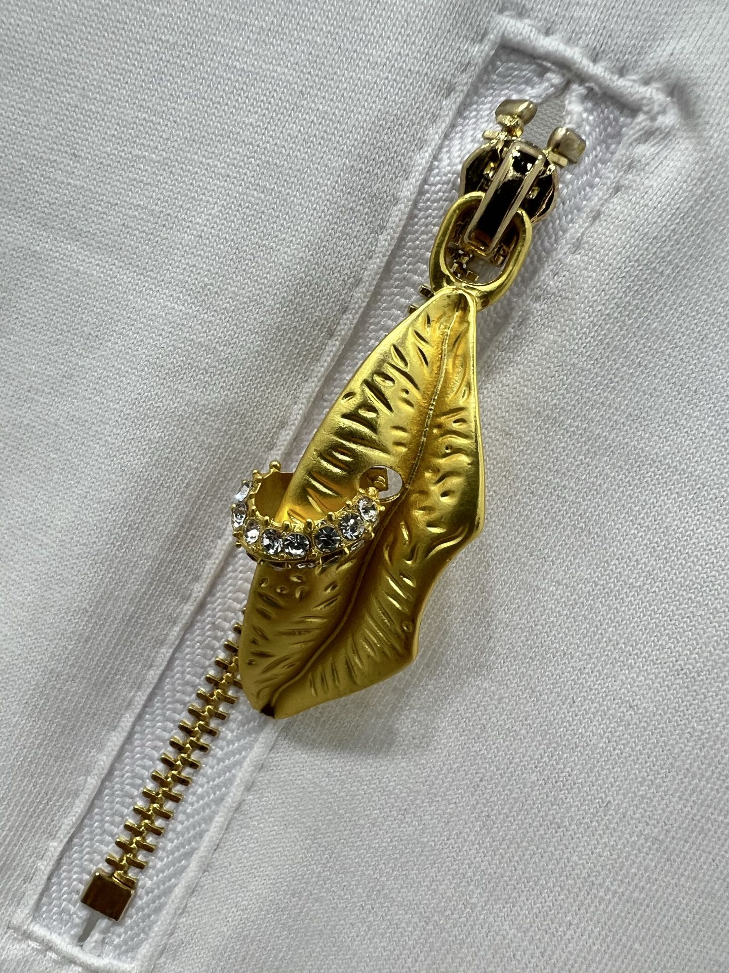 🔥🔥Sch*法国本土品牌 25新款胸前金扣装饰两侧系绳绑带短袖T恤上衣 展现出肩颈线条柔美流畅   宽松