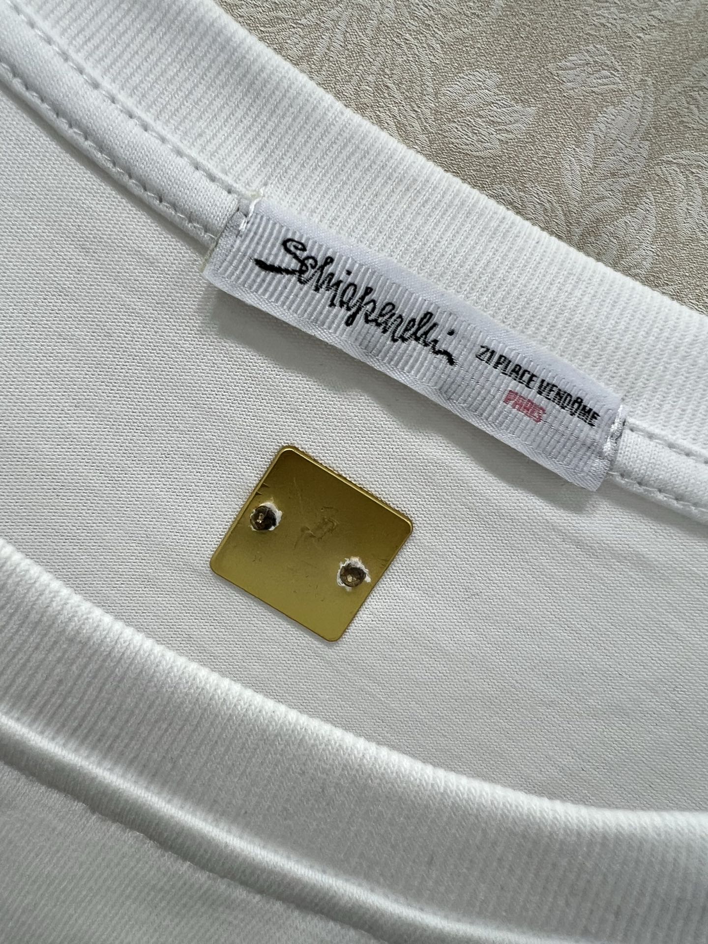 🔥🔥Sch*法国本土品牌 25新款胸前金扣装饰两侧系绳绑带短袖T恤上衣 展现出肩颈线条柔美流畅   宽松