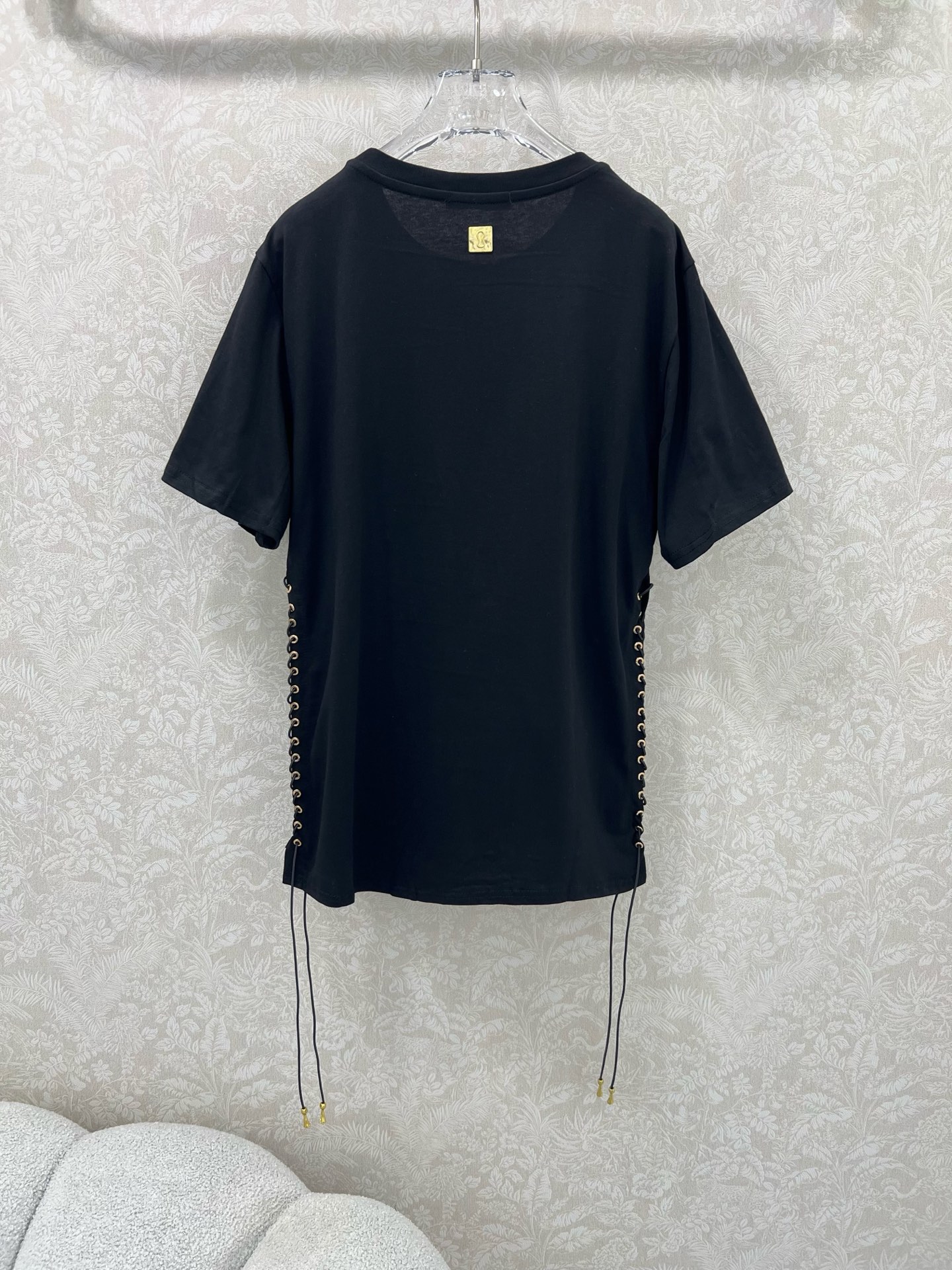 🔥🔥Sch*法国本土品牌 25新款胸前金扣装饰两侧系绳绑带短袖T恤上衣 展现出肩颈线条柔美流畅   宽松