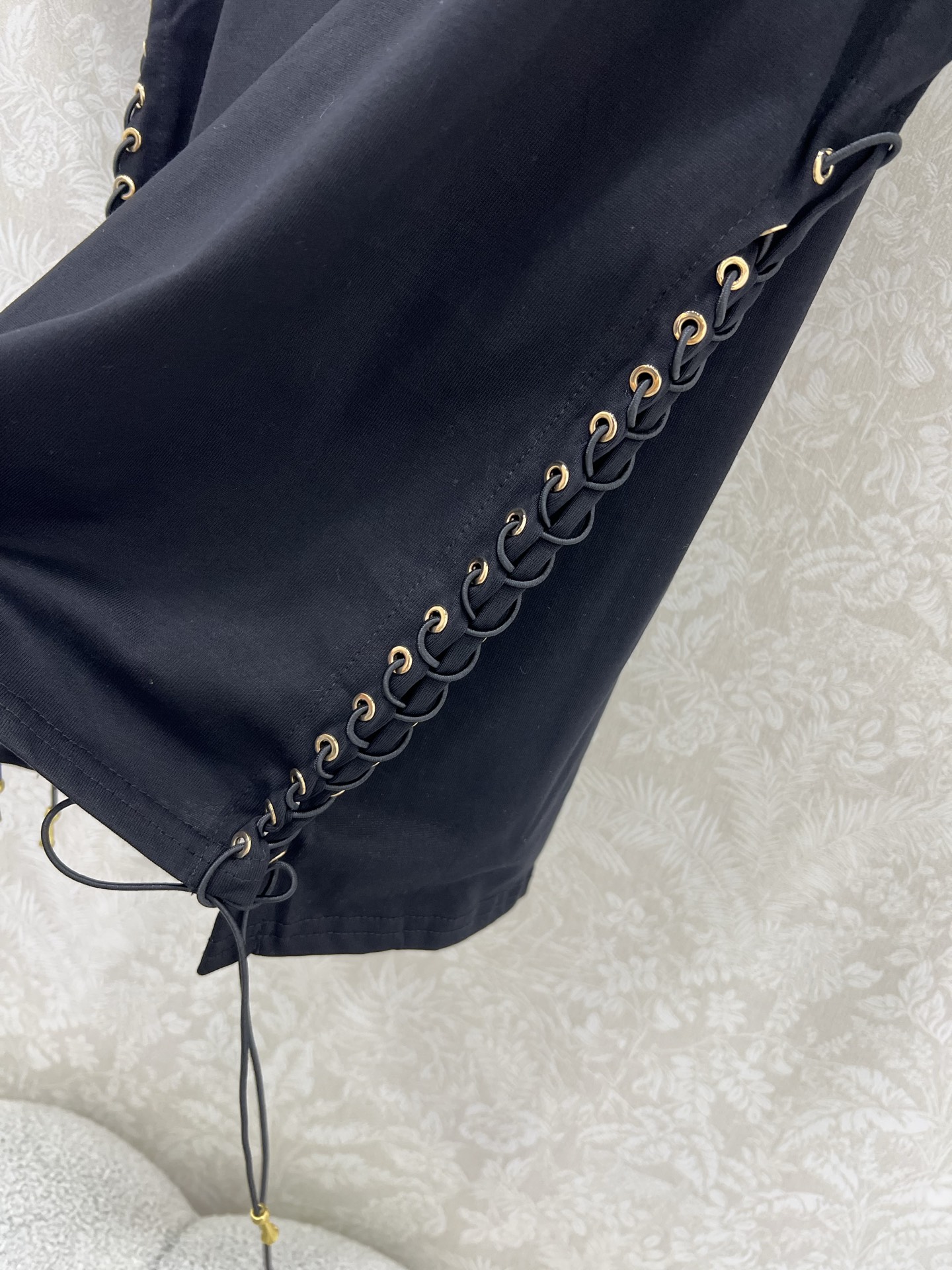 🔥🔥Sch*法国本土品牌 25新款胸前金扣装饰两侧系绳绑带短袖T恤上衣 展现出肩颈线条柔美流畅   宽松