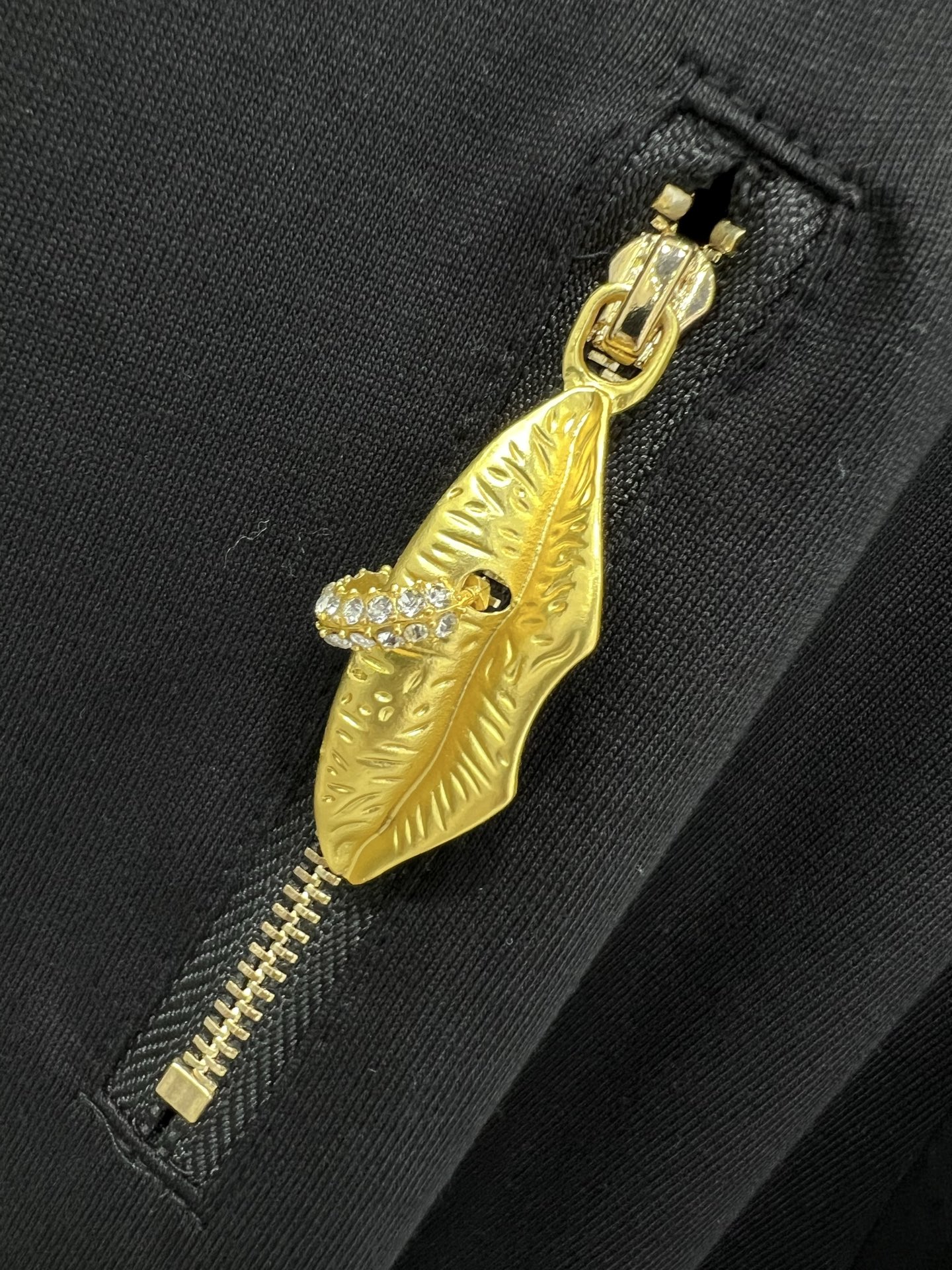 🔥🔥Sch*法国本土品牌 25新款胸前金扣装饰两侧系绳绑带短袖T恤上衣 展现出肩颈线条柔美流畅   宽松