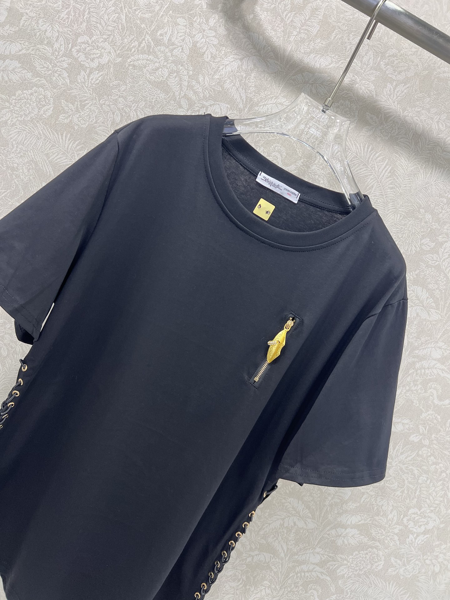 🔥🔥Sch*法国本土品牌 25新款胸前金扣装饰两侧系绳绑带短袖T恤上衣 展现出肩颈线条柔美流畅   宽松