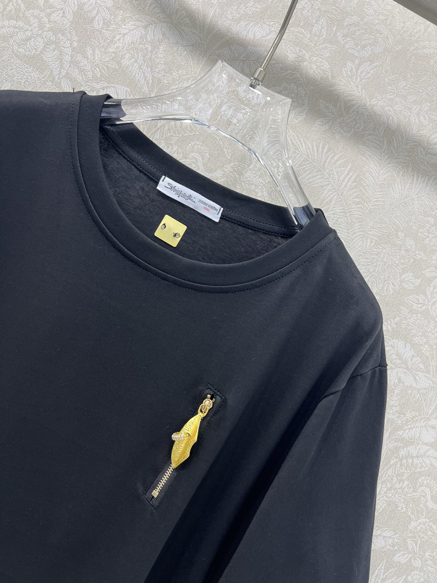 🔥🔥Sch*法国本土品牌 25新款胸前金扣装饰两侧系绳绑带短袖T恤上衣 展现出肩颈线条柔美流畅   宽松