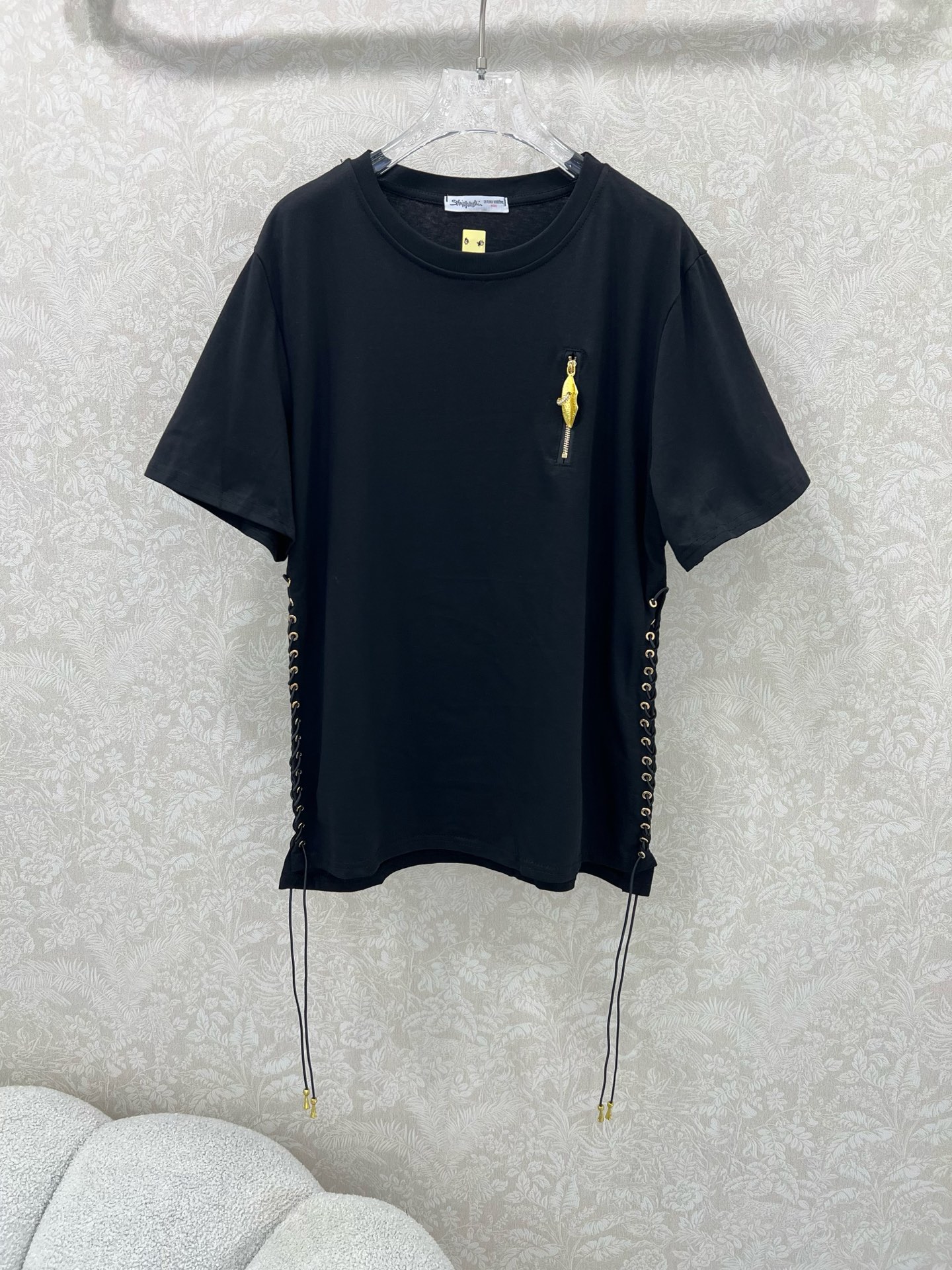 🔥🔥Sch*法国本土品牌 25新款胸前金扣装饰两侧系绳绑带短袖T恤上衣 展现出肩颈线条柔美流畅   宽松