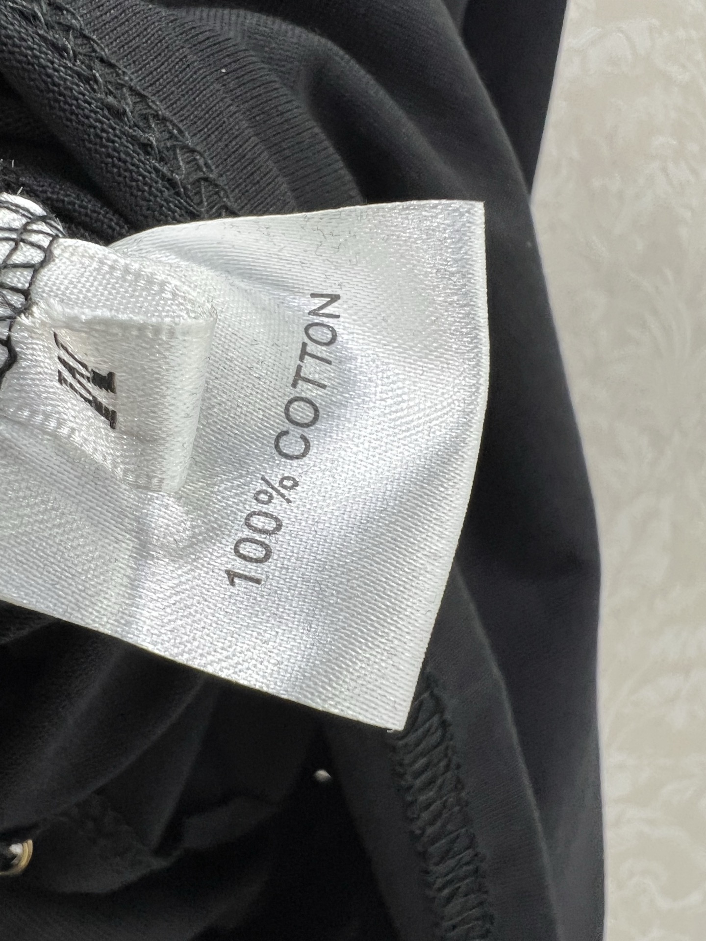 🔥🔥Sch*法国本土品牌 25新款胸前金扣装饰两侧系绳绑带短袖T恤上衣 展现出肩颈线条柔美流畅   宽松