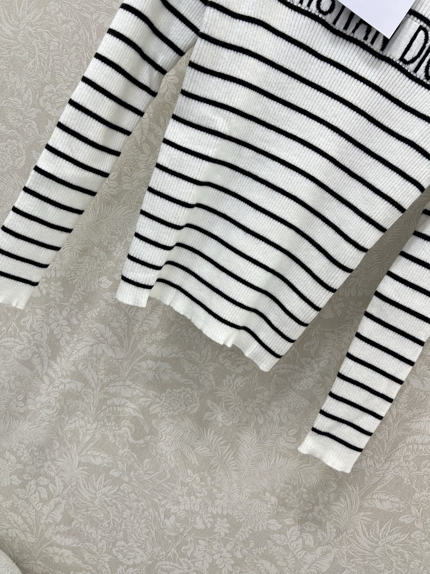 🔥🔥 DIO*迪/奥 25新品！海军风条纹针织长袖上衣，条纹撞色超级显白的色调！经典版型上身巨显瘦！原版