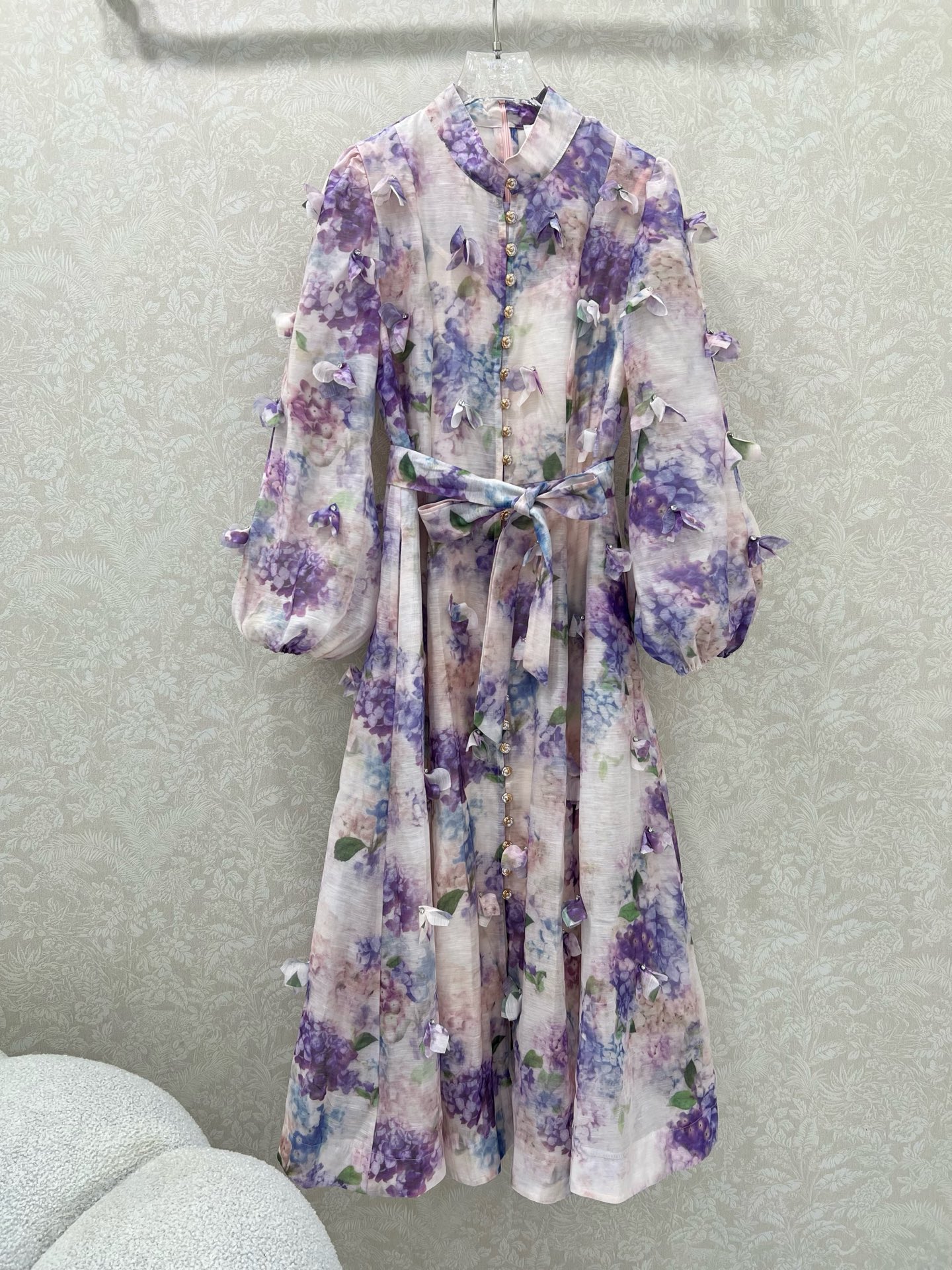 NO:677044,Zimmerman*/Zimmerman 25 new printing series are now available. Small stand-up collar lantern sleeve design. Customized hardware on the front. Super eye-catching. The cuffs are tightened to become puff sleeves. Original fabric belt is included. The skirt is oversized and the materials are full of sincerity. Super invincible fairy style. Heavy-duty details, perfect replica of the counter model. Full of high-end, super correct version. You can wear it casually to show your temperament.  4 colors and 4 codes SMLXL, Zimmerman-clothing, skirts,19860909Zimmerman*兹/默曼 25新款印花系列 同步上新啦 小立领灯笼袖设计 前襟定制五金 超吸睛让人眼前一亮 袖口收紧变成泡泡袖 配送本布色系腰带 裙身超大摆用料诚意满满 超无敌仙女款 重工细节,完美复刻专柜款 高级感满满,版型超正 随意一搭都显气质 4色4码SMLXL,兹默曼-服装,skirts,,Women's clothing