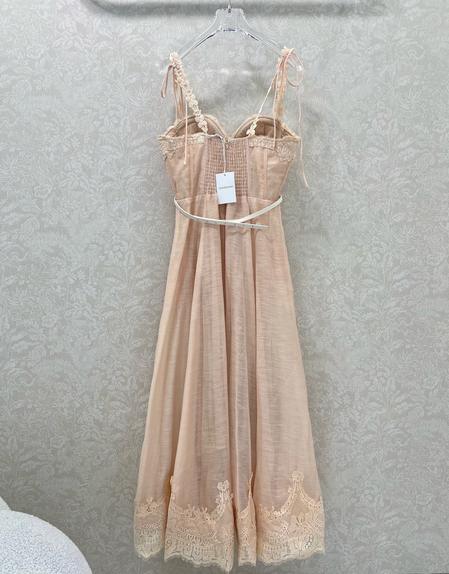 🔥🔥ZIMMERM*25新款水溶花吊带净色连衣裙 肩带立体花装饰 胸前与下摆均以水溶花蕾丝装饰 腰身褶皱