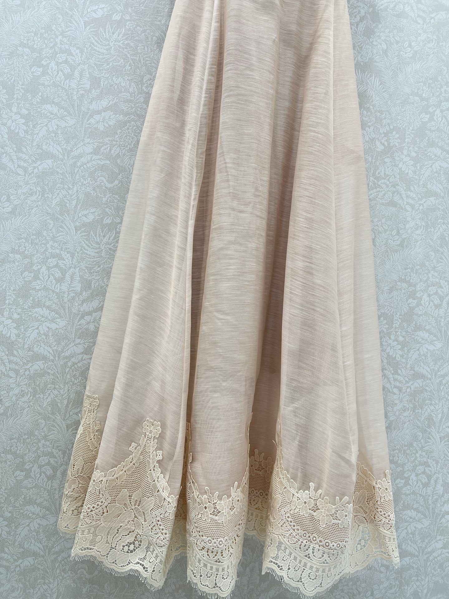 🔥🔥ZIMMERM*25新款水溶花吊带净色连衣裙 肩带立体花装饰 胸前与下摆均以水溶花蕾丝装饰 腰身褶皱