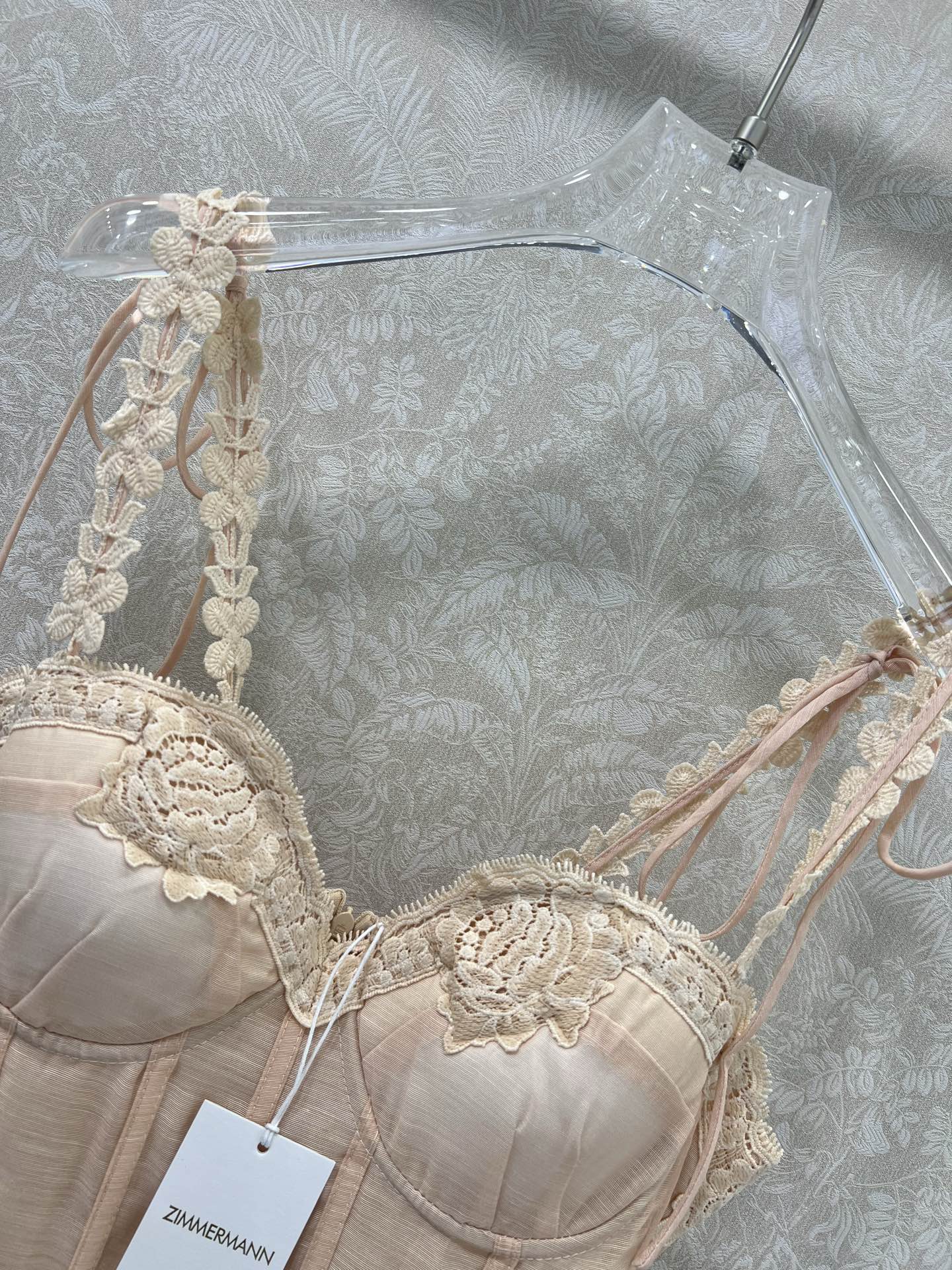 🔥🔥ZIMMERM*25新款水溶花吊带净色连衣裙 肩带立体花装饰 胸前与下摆均以水溶花蕾丝装饰 腰身褶皱