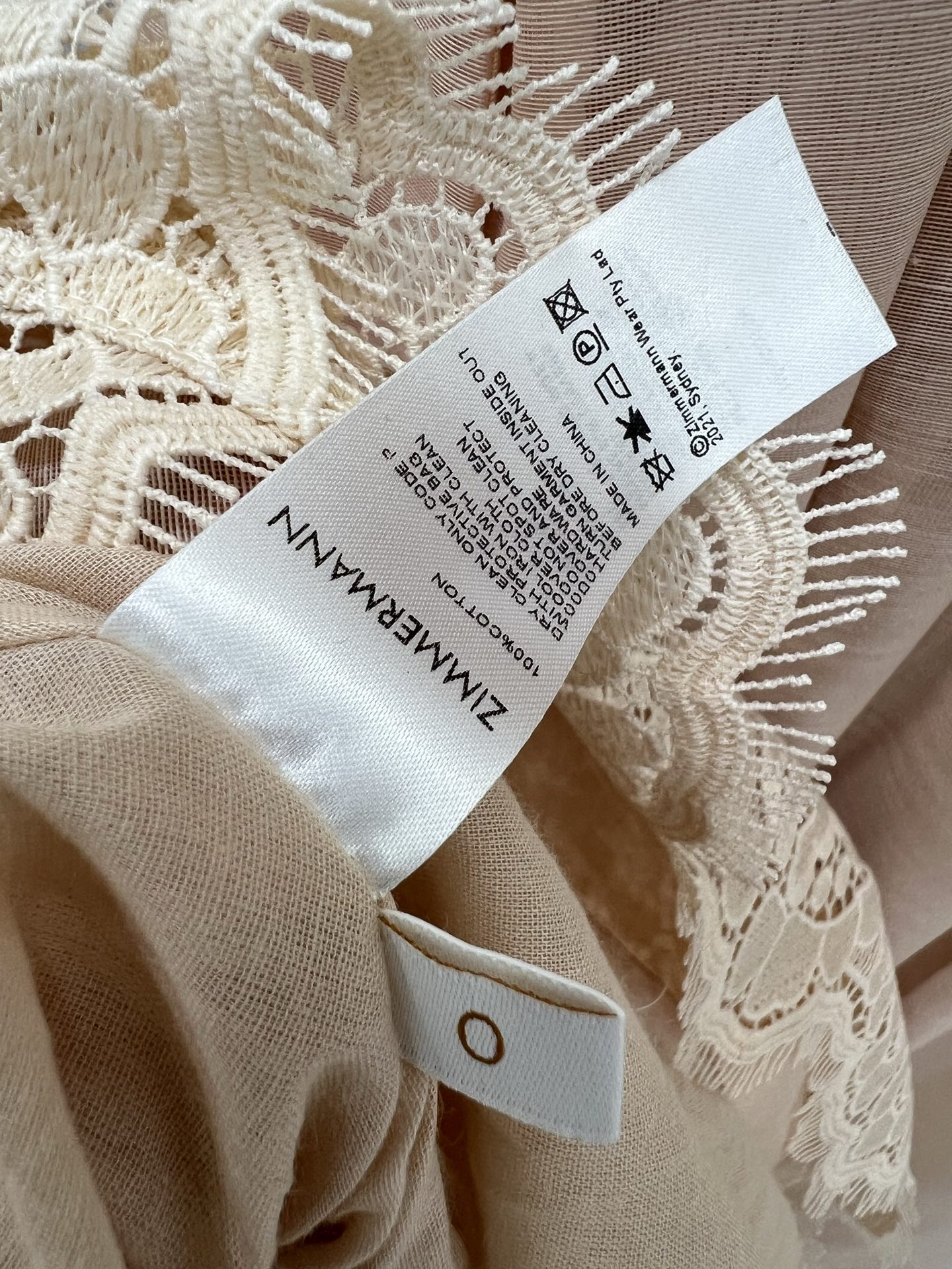 🔥🔥ZIMMERM*25新款水溶花吊带净色连衣裙 肩带立体花装饰 胸前与下摆均以水溶花蕾丝装饰 腰身褶皱