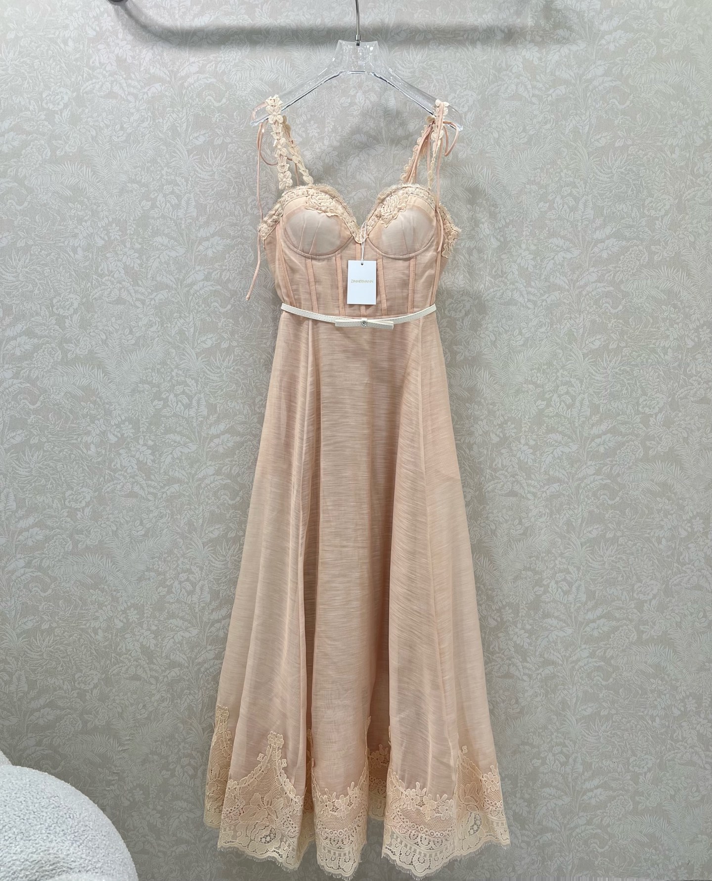 🔥🔥ZIMMERM*25新款水溶花吊带净色连衣裙 肩带立体花装饰 胸前与下摆均以水溶花蕾丝装饰 腰身褶皱